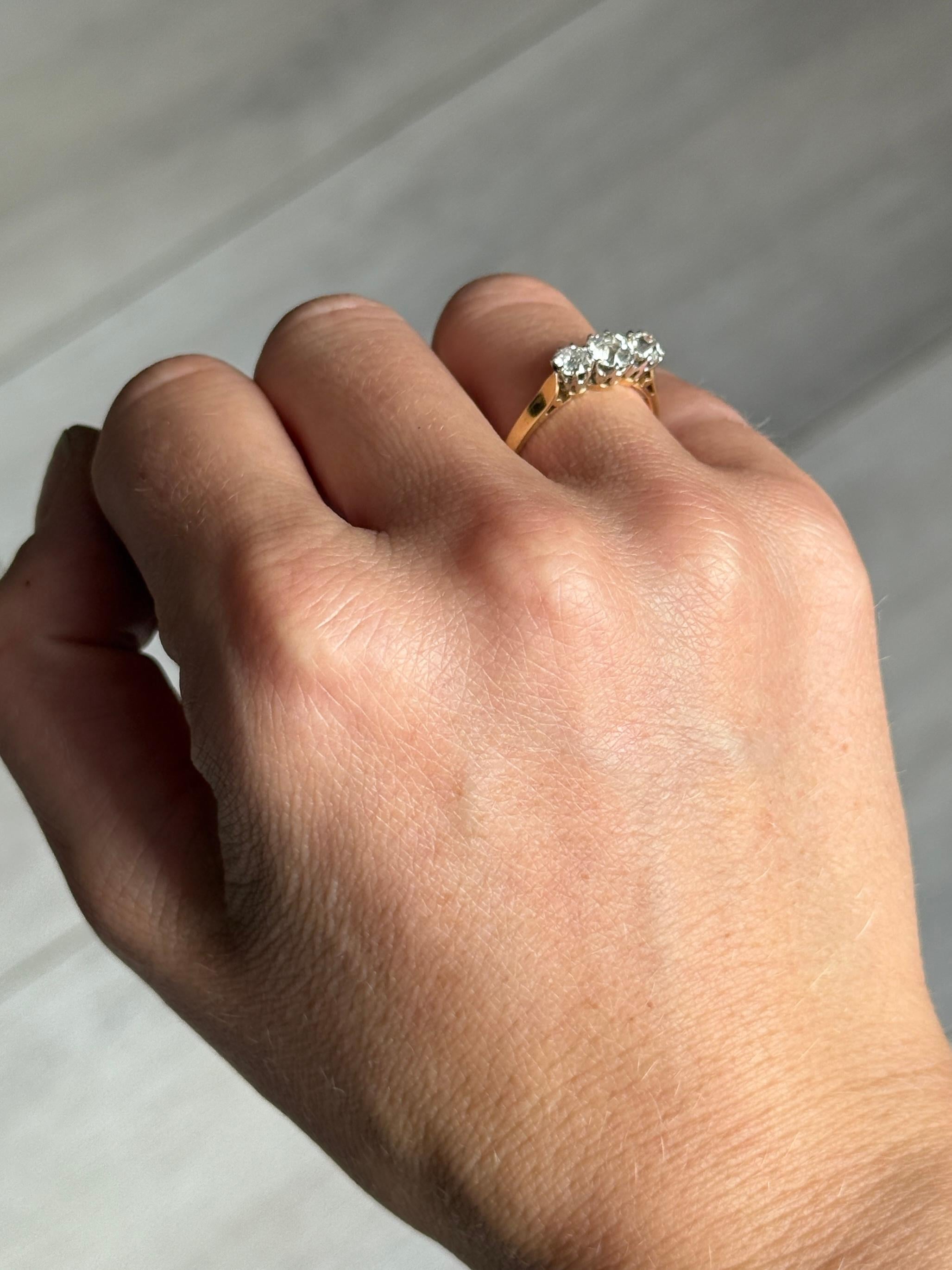 Dieser funkelnde edwardianische Diamant-Dreisteiner enthält drei Diamanten von insgesamt 1,05 Karat und ist aus 18 Karat Gelbgold gefertigt. Die Steine sind in Platin gefasst. 

Ring Größe: M oder 6 1/4
Höhe ab Finger: 6mm

Gewicht: 2.8g