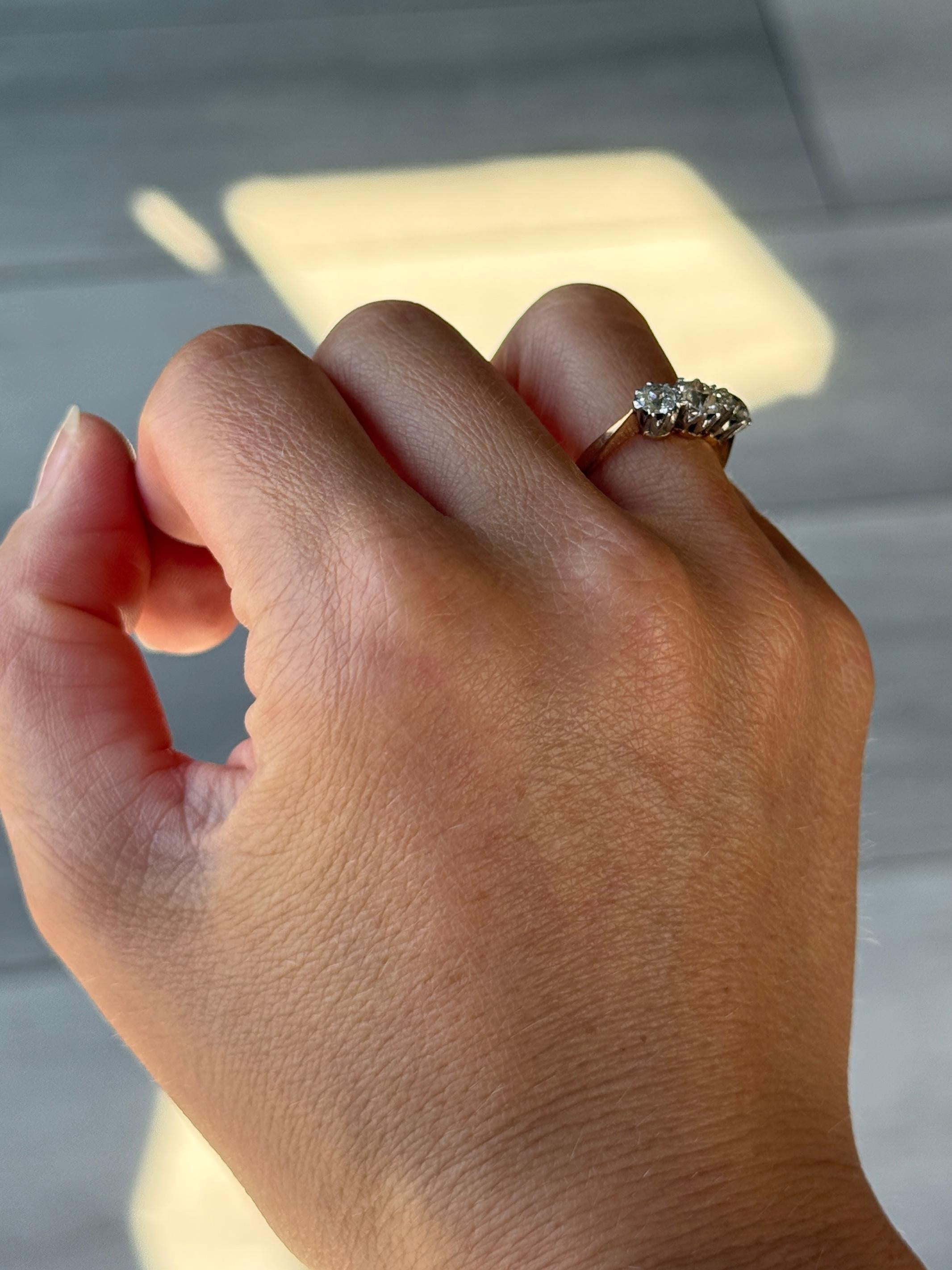 Questo scintillante tre pietre edoardiano contiene tre diamanti per un totale di 1,4 carati. La pietra centrale misura 70pts e le due laterali misurano 35pts ciascuna e sono pietre luminose e pulite. Modellato in oro giallo 18 carati. Le pietre sono
