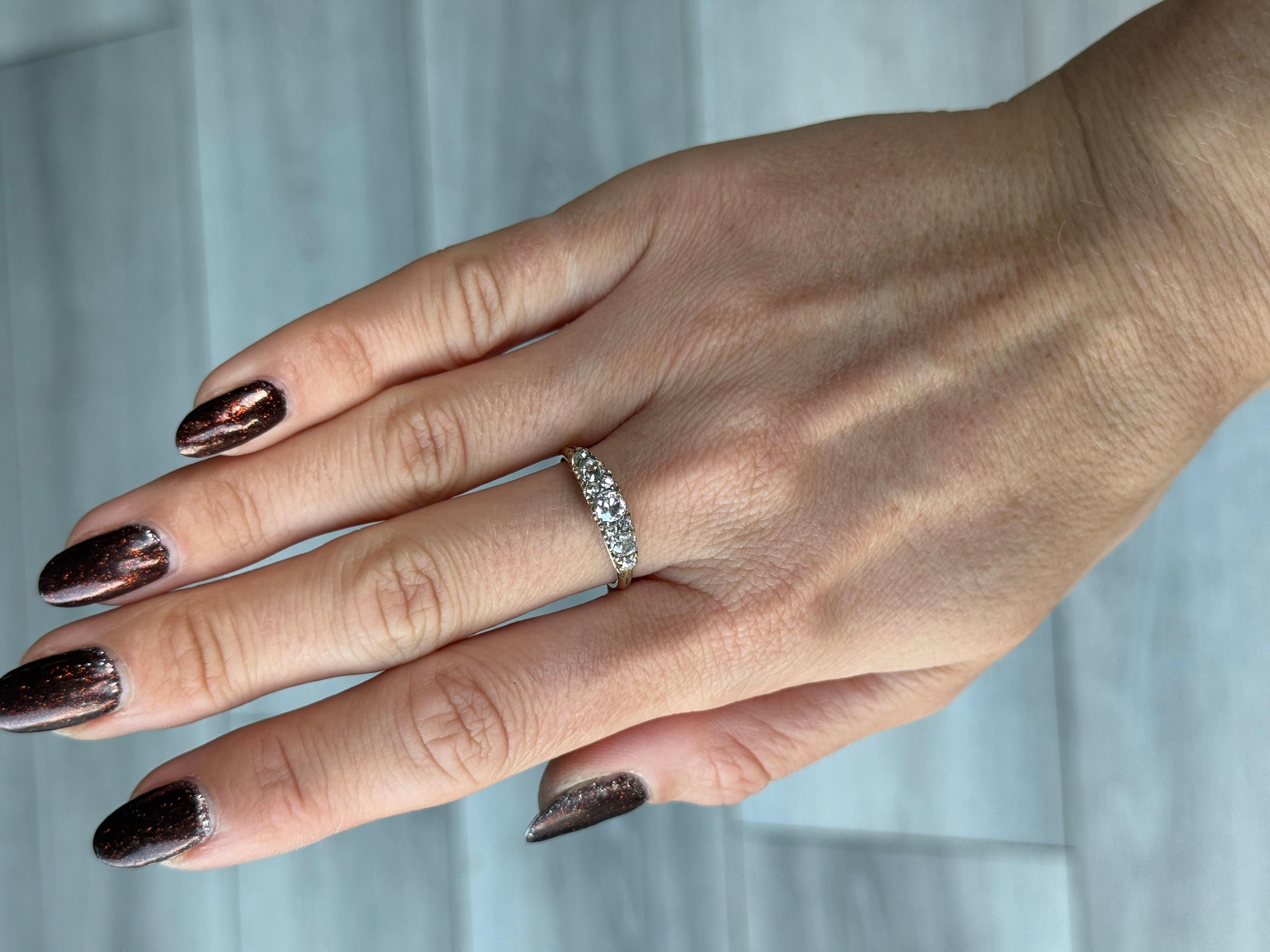 Questo scintillante diamante edoardiano a tre pietre contiene tre diamanti taglio old mine per un totale di 45pt e diamanti più piccoli nel mezzo che misurano 3pt ciascuno. Modellato in oro giallo 18 carati. 

Misura dell'anello: O o 7 1/4 
Altezza