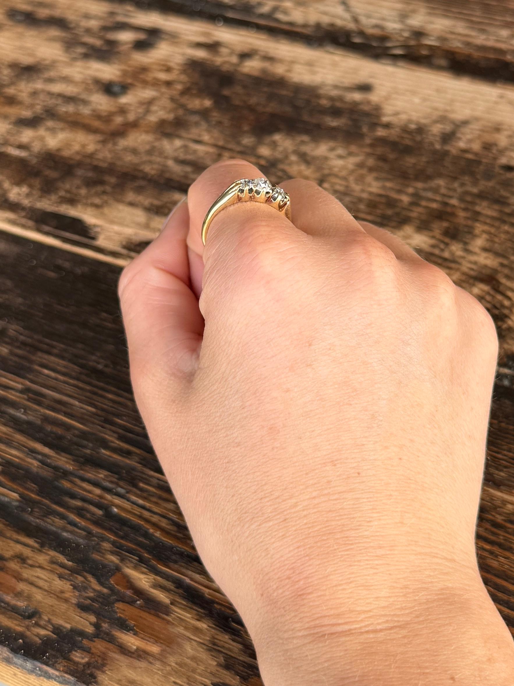 Edoardiano Anello edoardiano con tre pietre in oro 18 carati e diamanti in vendita