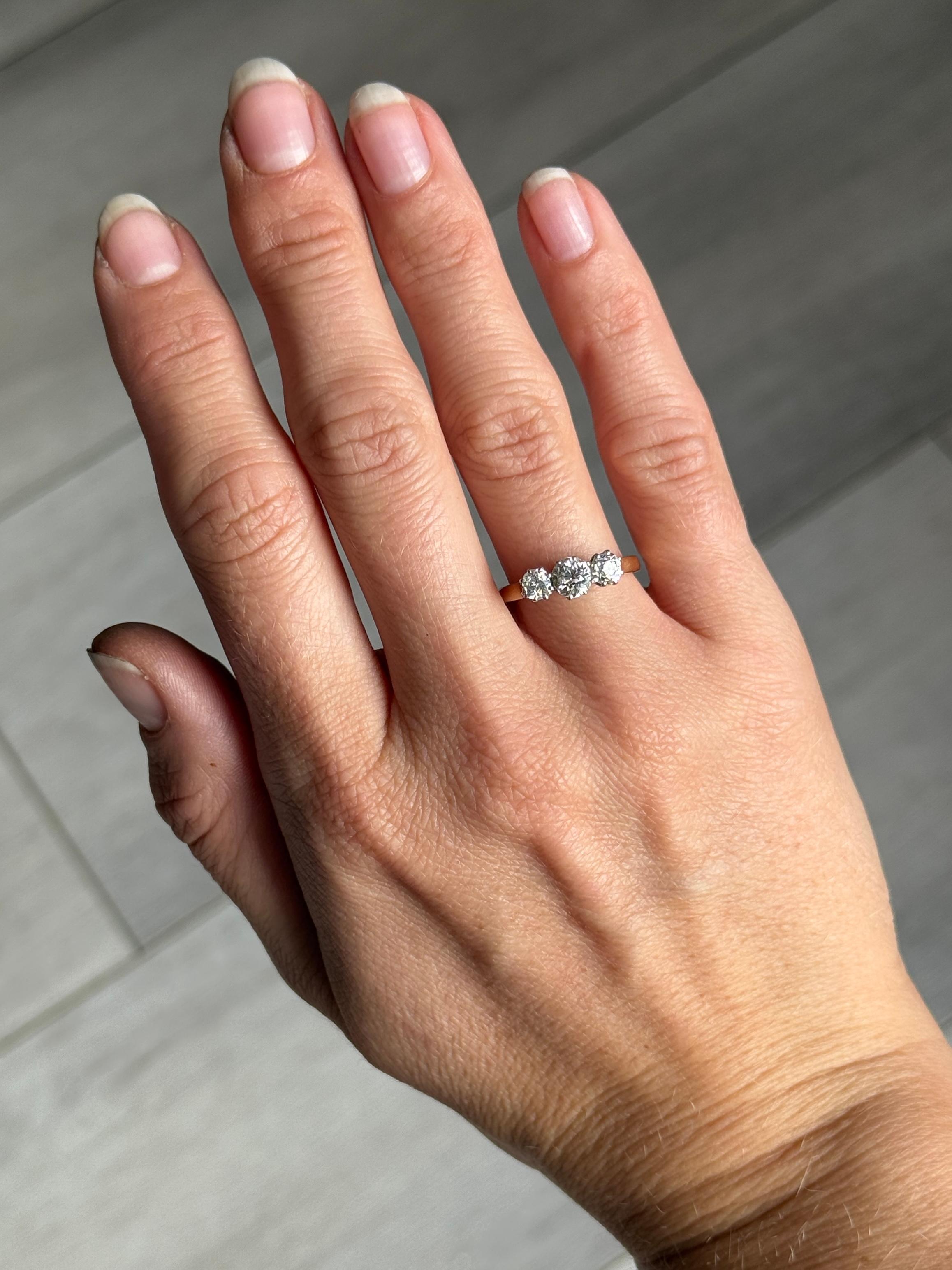 Edwardianischer Diamant und 18 Karat Gold Drei Stein Ring (Alteuropäischer Schliff) im Angebot