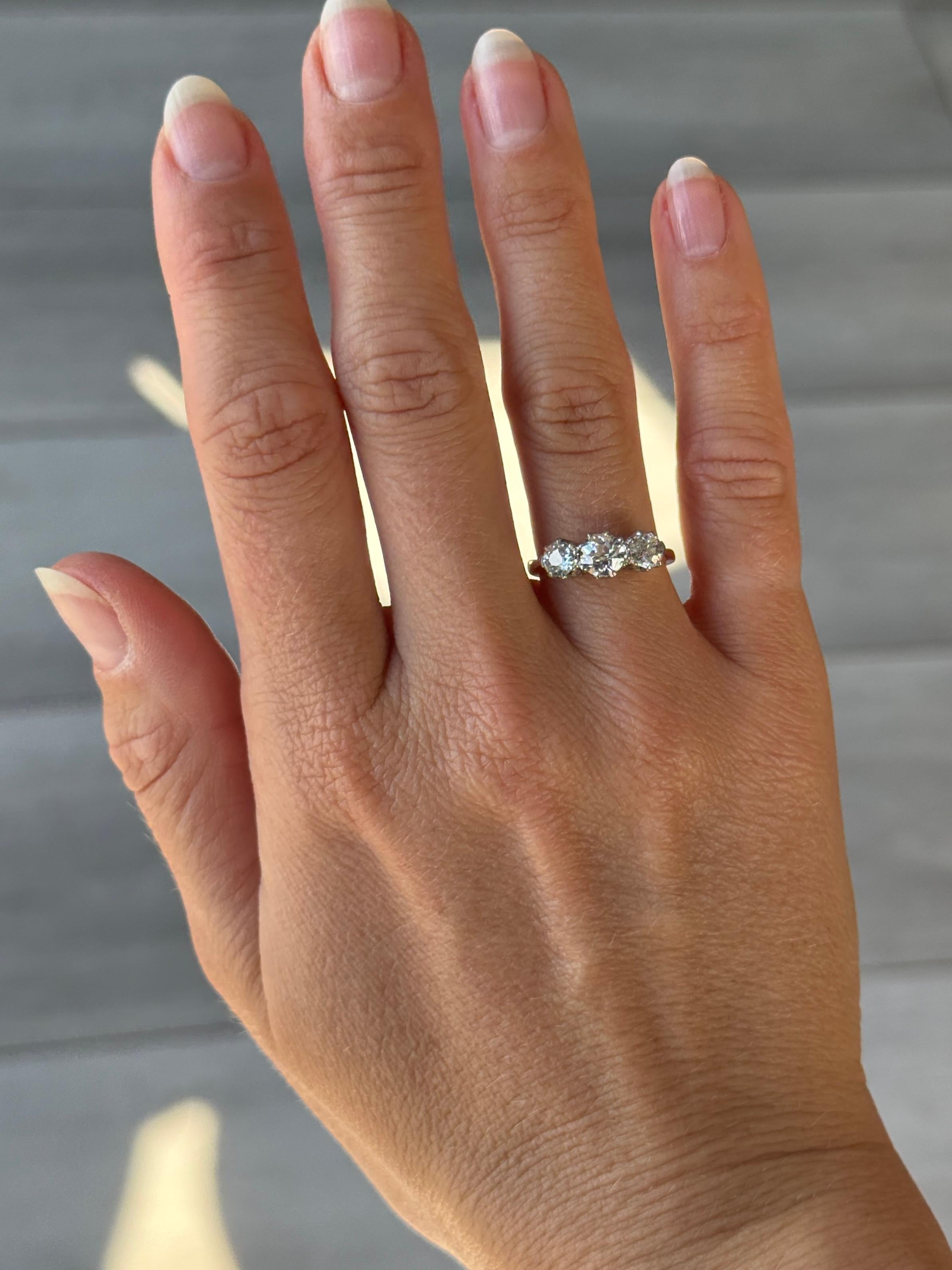 Edoardiano Anello edoardiano con tre pietre in oro 18 carati e diamanti in vendita