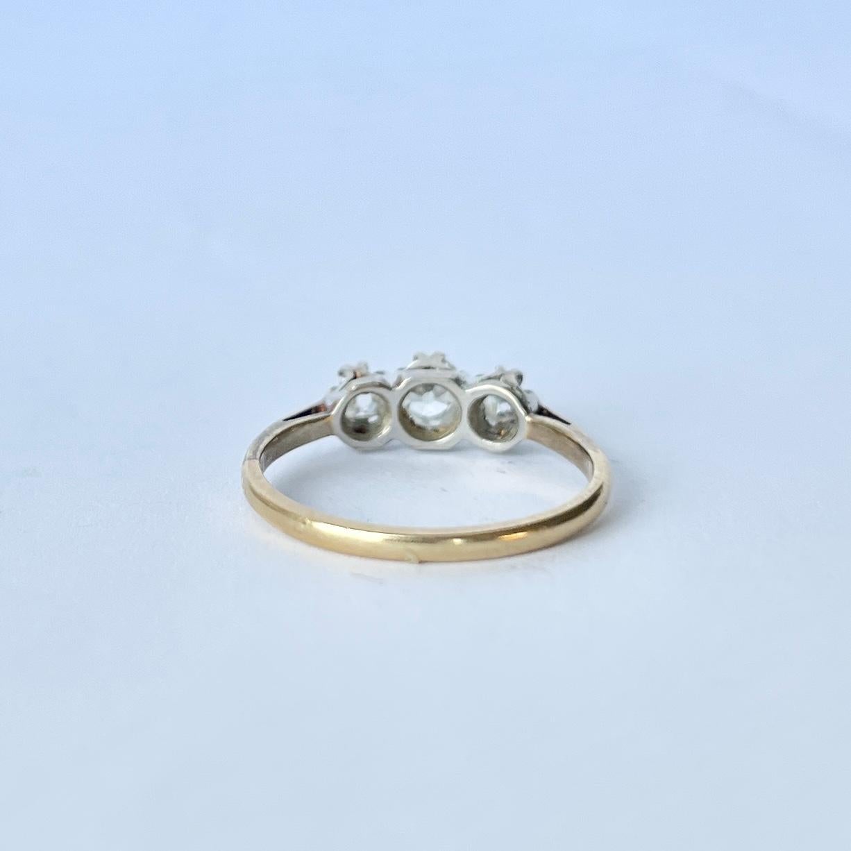 Edwardian Diamond and 18 Carat Gold Three-Stone Ring In Good Condition In Chipping Campden, GB