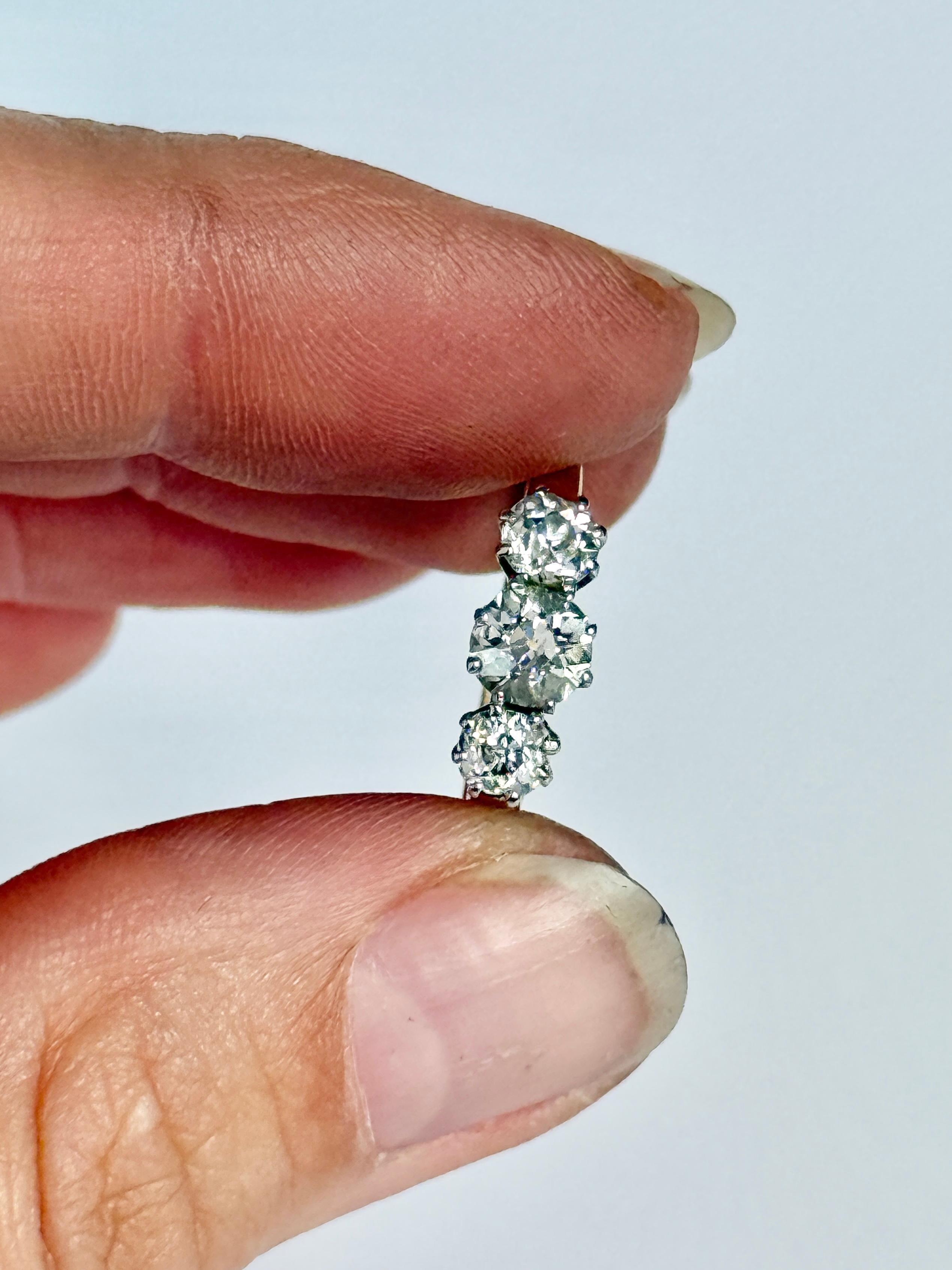 Edwardianischer Diamant und 18 Karat Gold Drei Stein Ring im Zustand „Gut“ im Angebot in Chipping Campden, GB