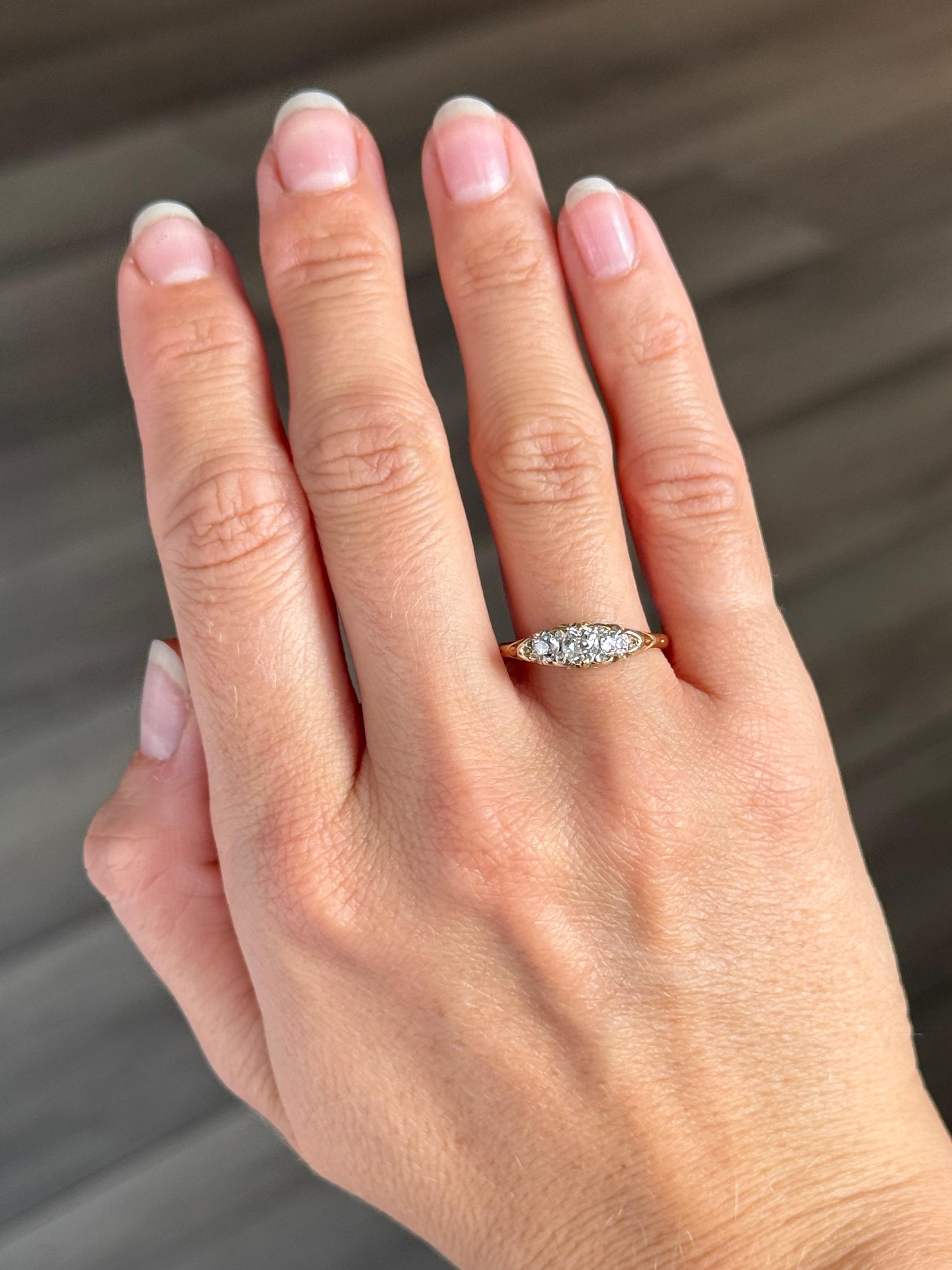 Edwardian Diamond and 18 Carat Gold Three Stone Ring In Good Condition For Sale In Chipping Campden, GB