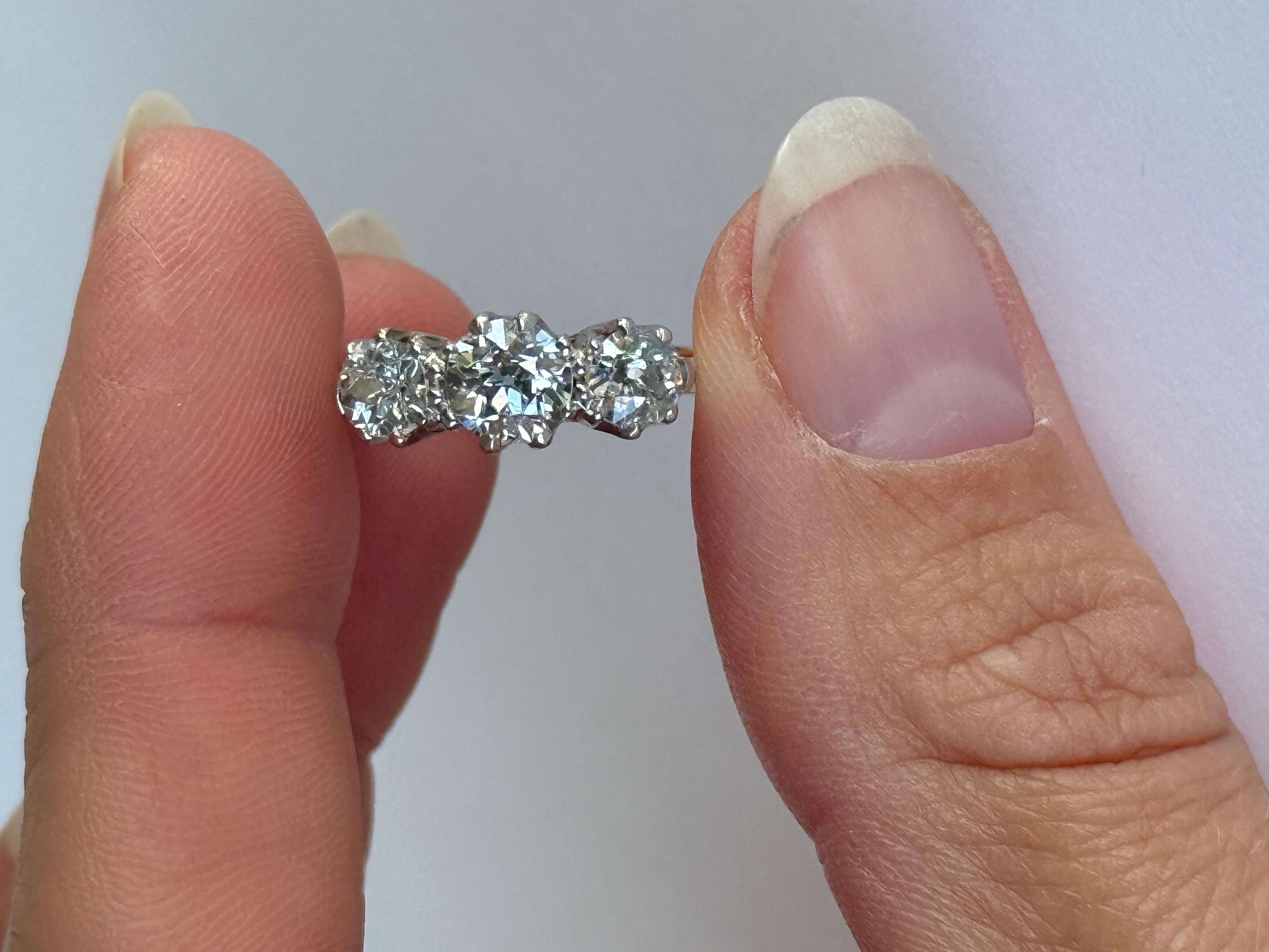 Taglio antico europeo Anello edoardiano con tre pietre in oro 18 carati e diamanti in vendita