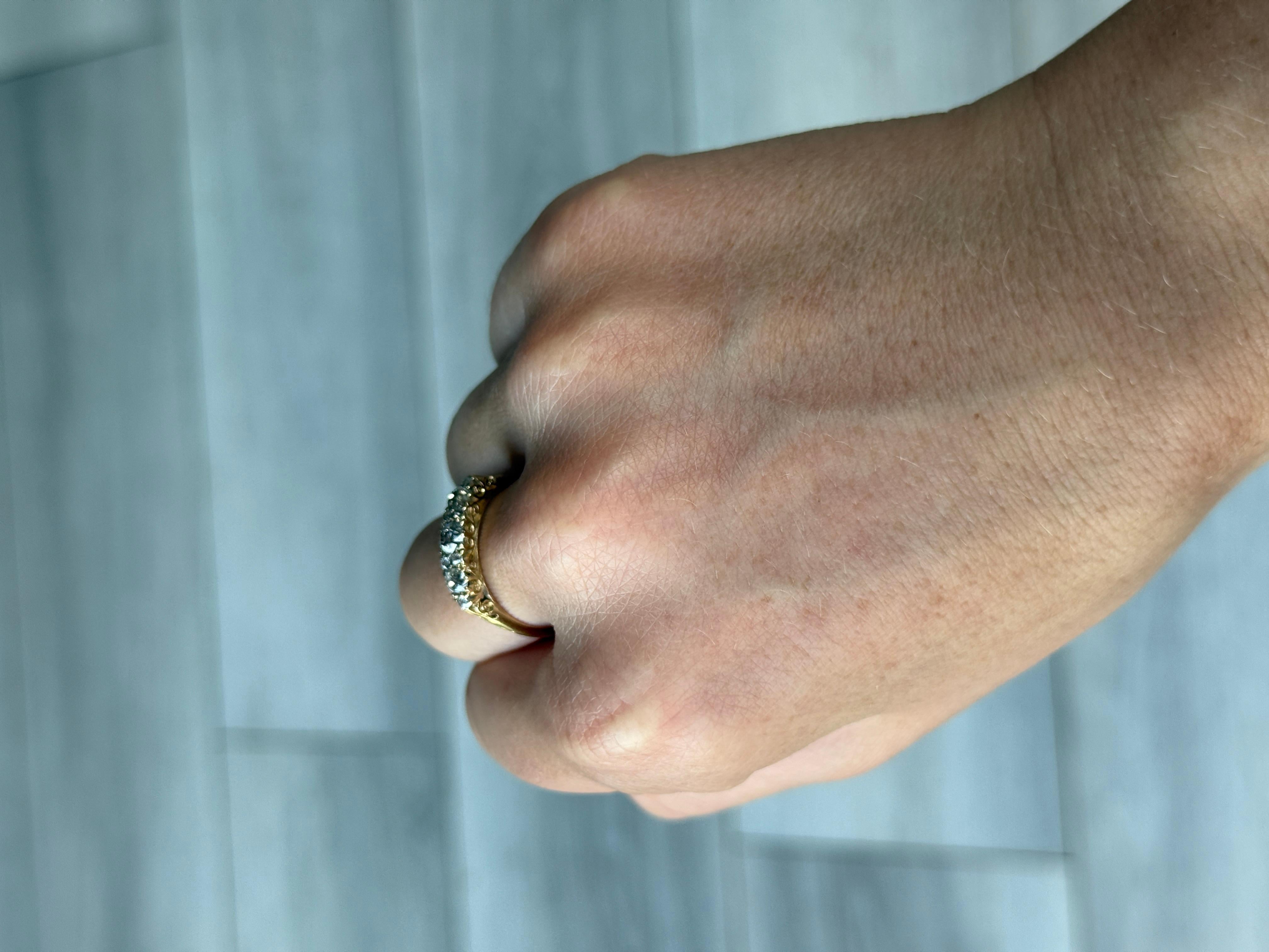 Taglio vecchia miniera Anello edoardiano con tre pietre in oro 18 carati e diamanti in vendita