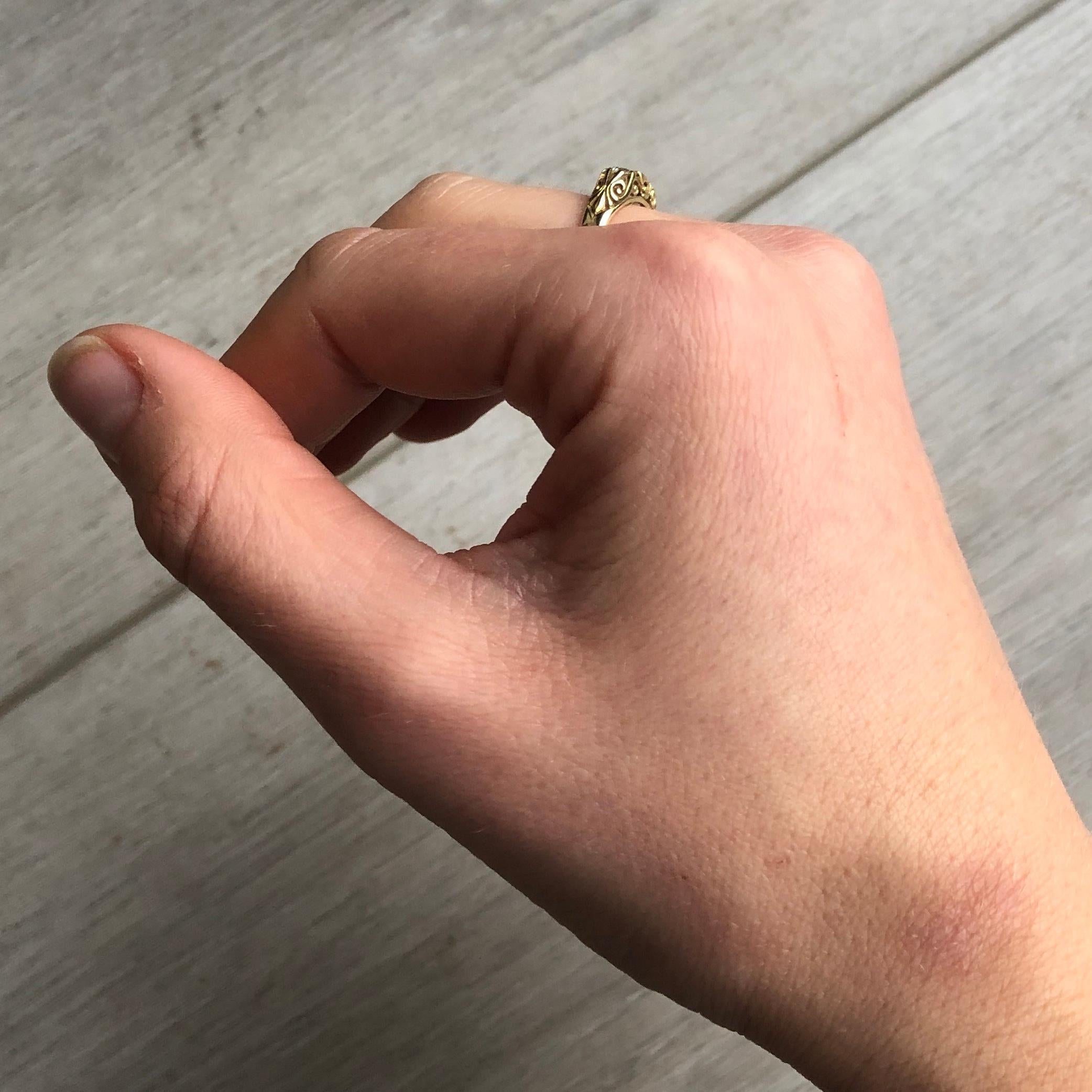 Anello edoardiano con diamante e tre pietre in oro 18 carati In condizioni buone in vendita a Chipping Campden, GB