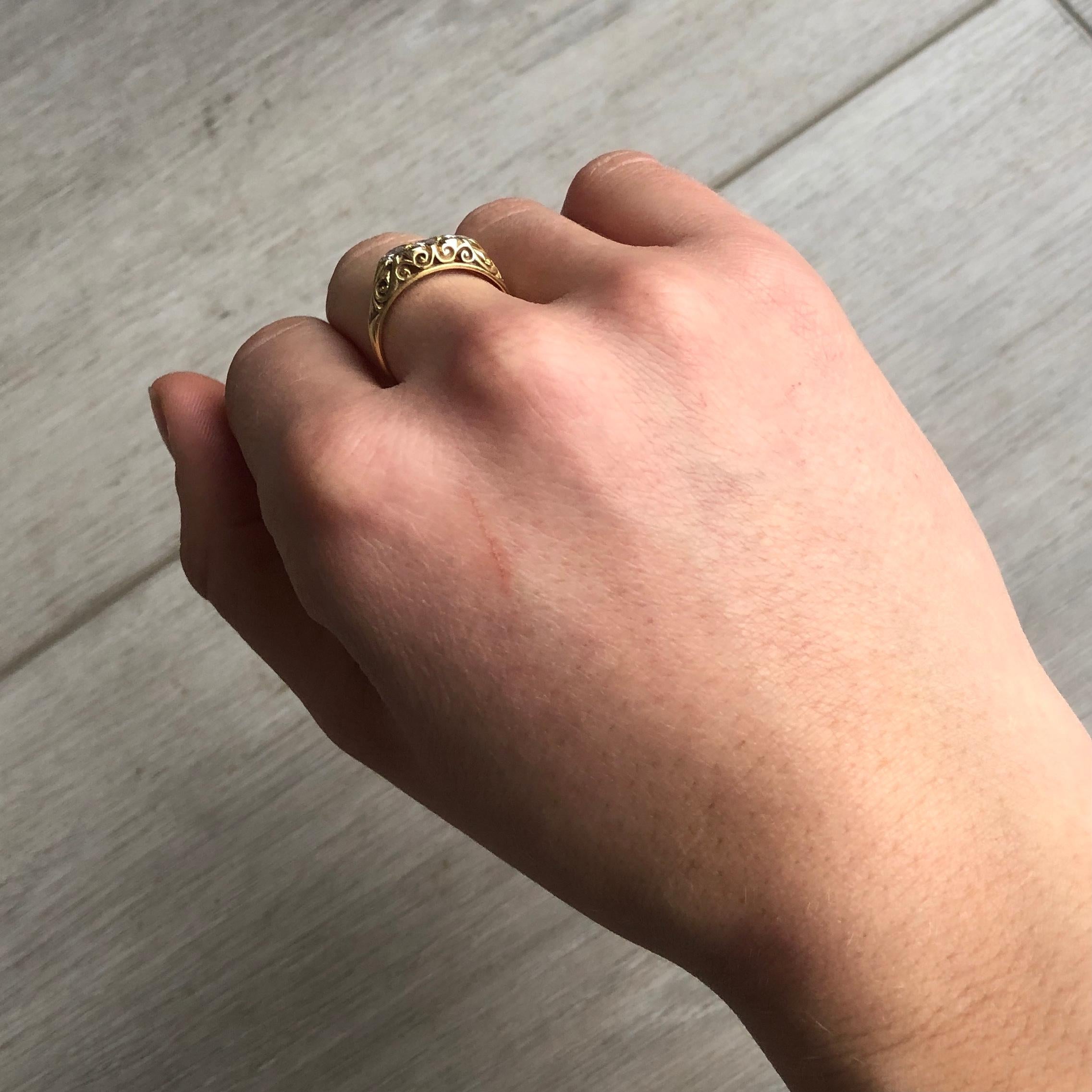 Donna Anello edoardiano con diamante e tre pietre in oro 18 carati in vendita