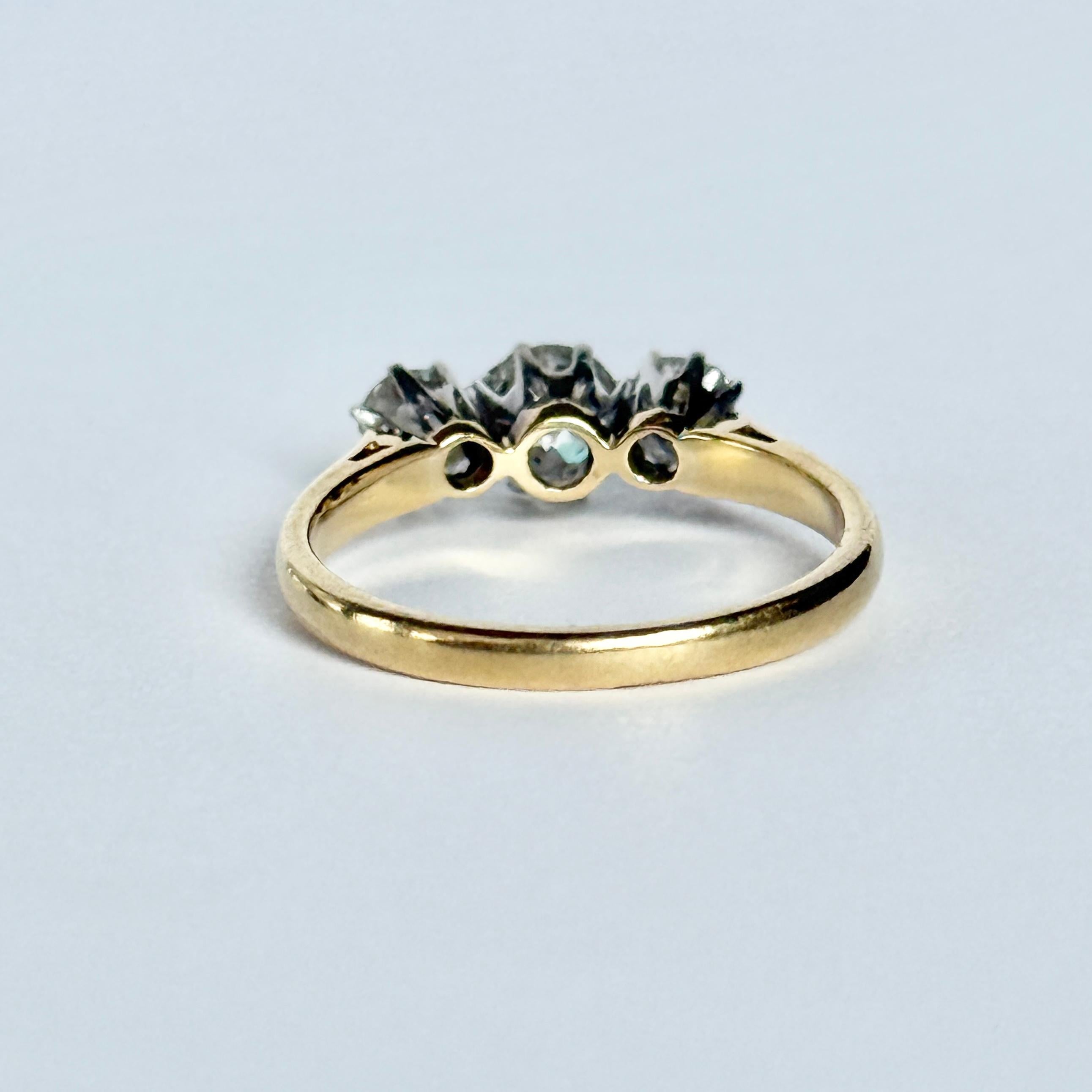 Edwardianischer Diamant und 18 Karat Gold Drei Stein Ring im Angebot 1