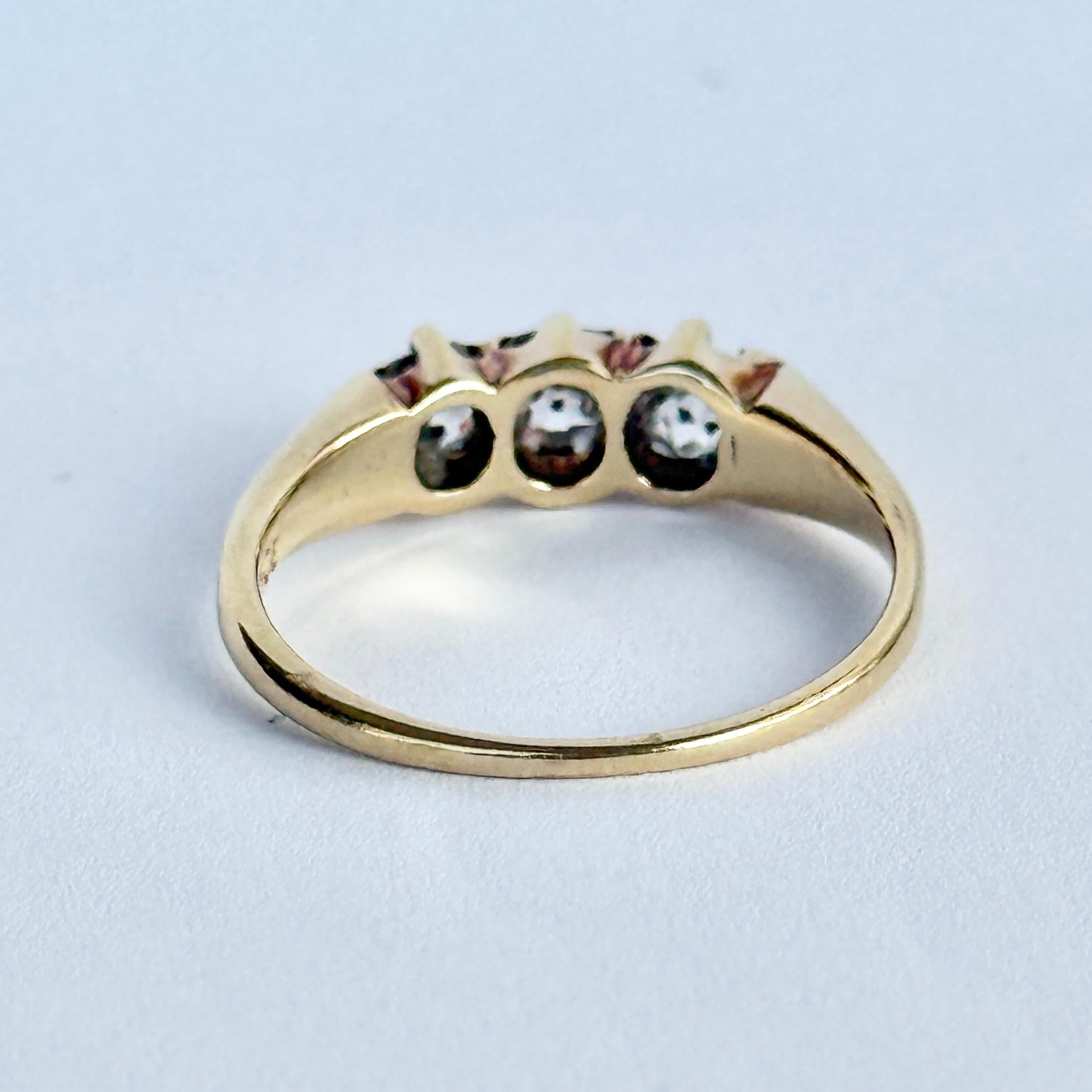 Anello edoardiano con tre pietre in oro 18 carati e diamanti in vendita 1