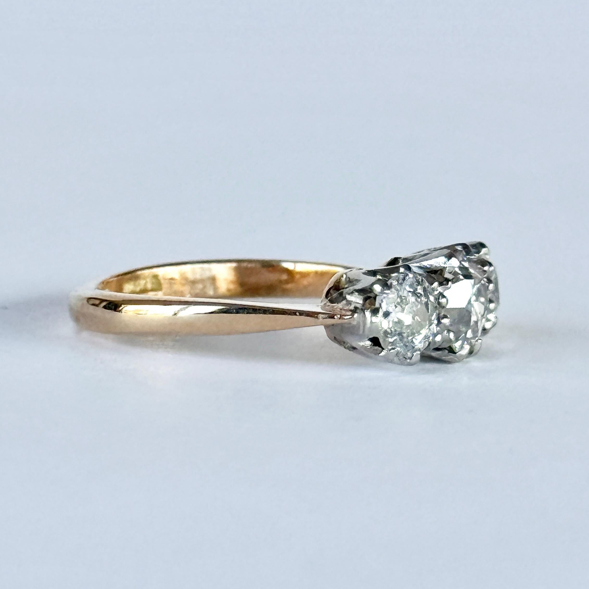 Anello edoardiano con tre pietre in oro 18 carati e diamanti in vendita 1