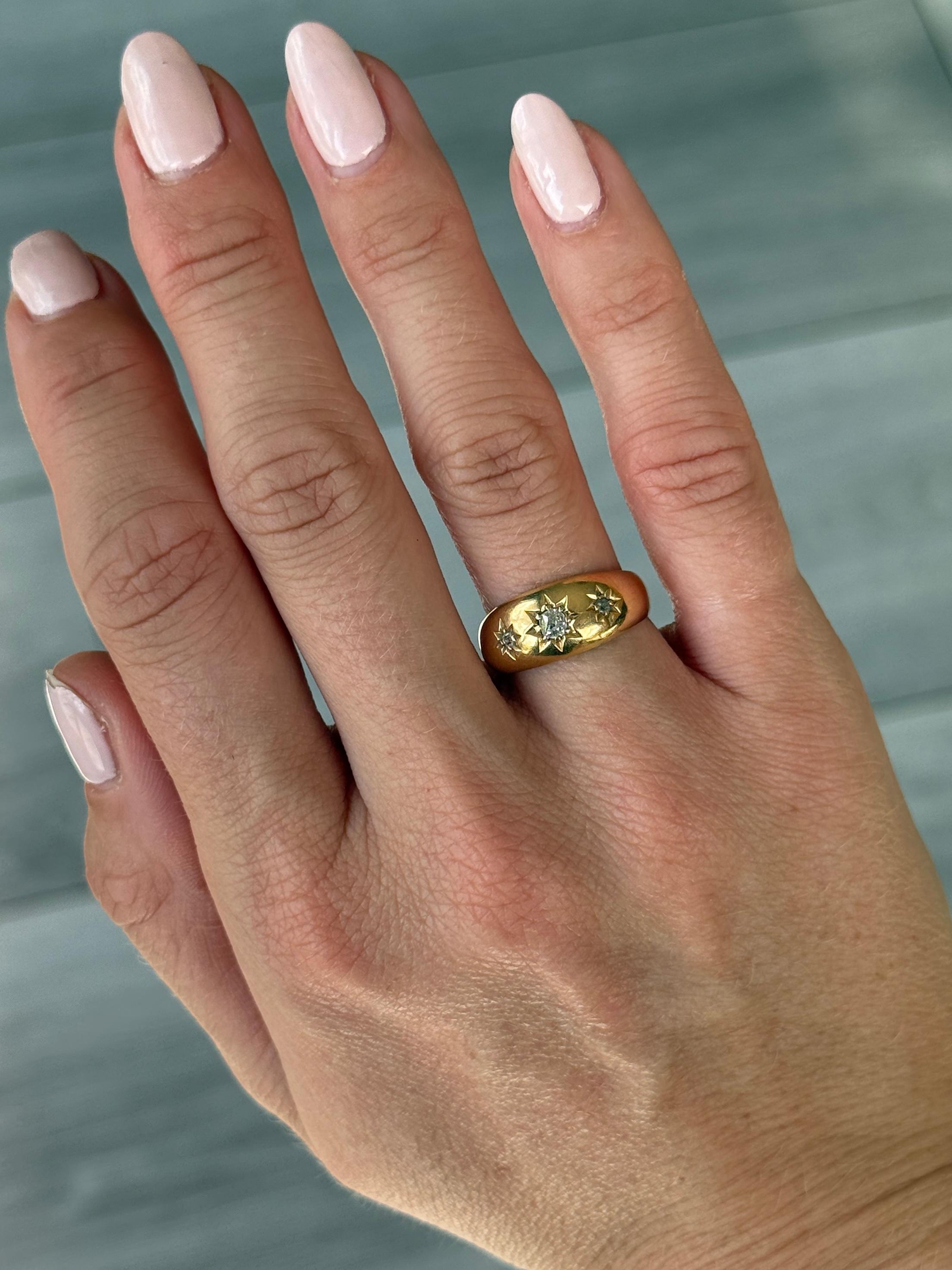 Édouardien Bague édouardienne en or 18 carats sertie de trois pierres en étoile et de diamants en vente