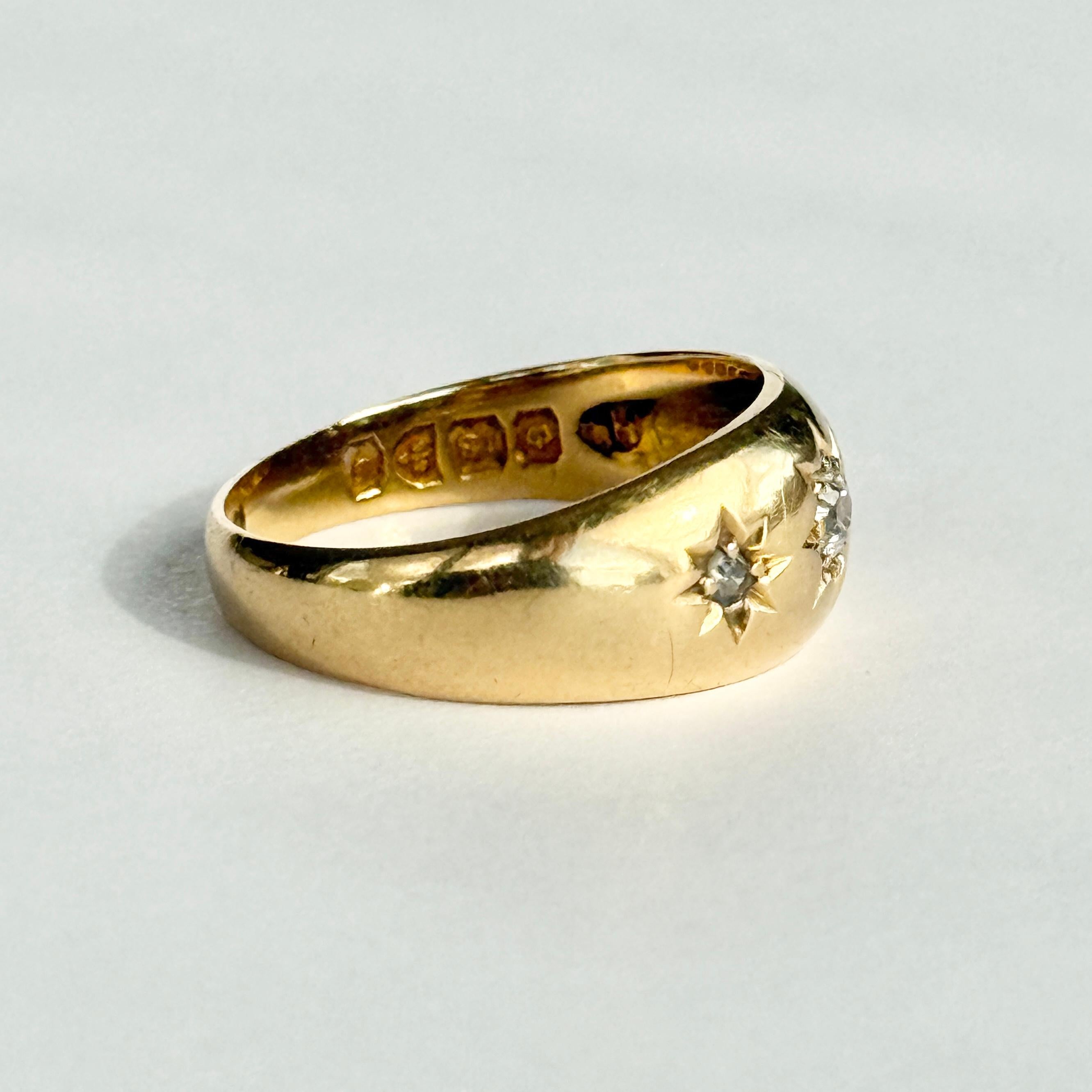 Taille ronde Bague édouardienne en or 18 carats sertie de trois pierres en étoile et de diamants en vente
