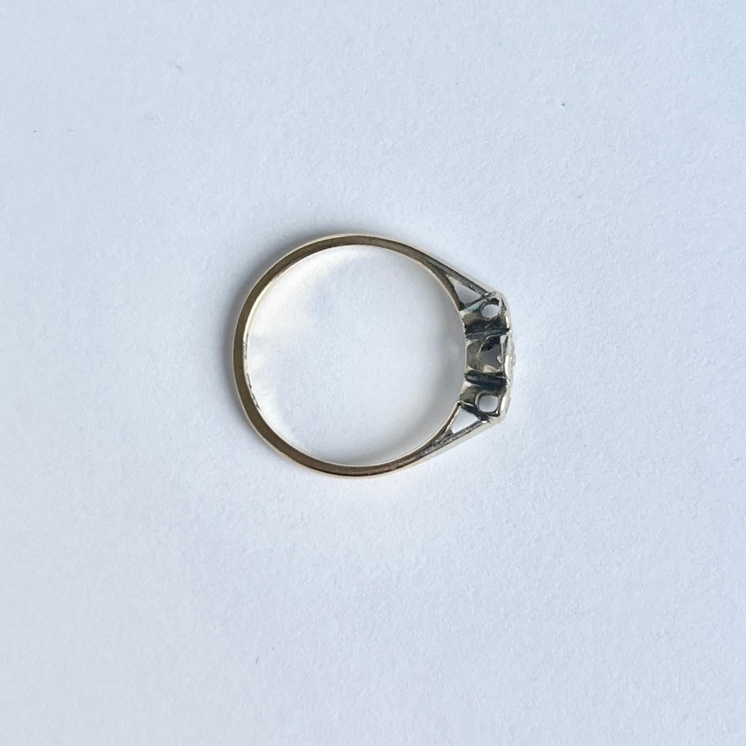 Dreisteiniger edwardianischer Diamant-Ring aus 9 Karat Gold (Rundschliff) im Angebot
