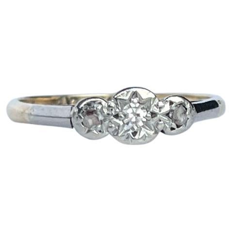 Dreisteiniger edwardianischer Diamant-Ring aus 9 Karat Gold im Angebot