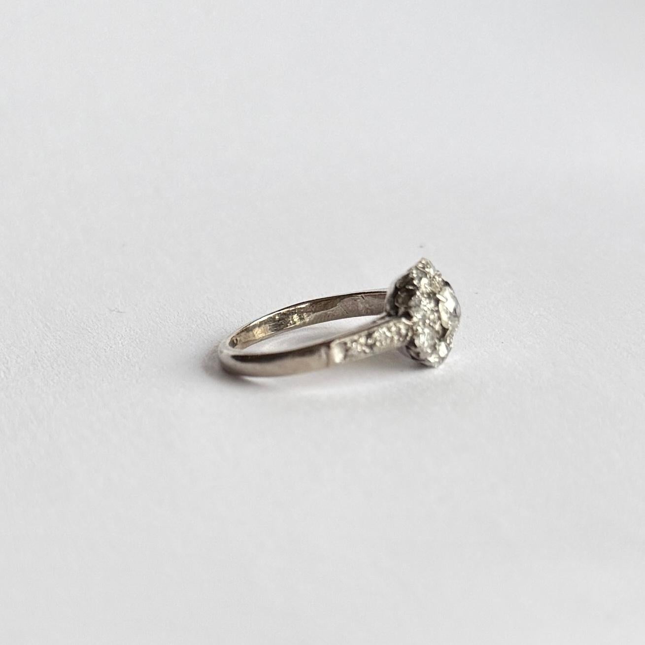 Eine süße Gänseblümchentraube, besetzt mit Diamanten im alten Minenschliff von insgesamt ca. 70 pts. Der Ring ist aus 9 Karat Weißgold gefertigt. 

Ringgröße: H 1/2 oder 4  
Cluster-Durchmesser: 9mm

Gewicht: 2,6 g