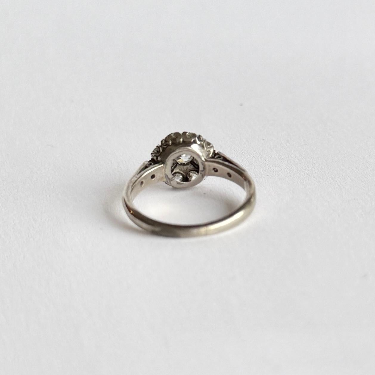 Edwardianischer Diamant und 9 Karat Weißgold Daisy Cluster Ring (Rundschliff) im Angebot