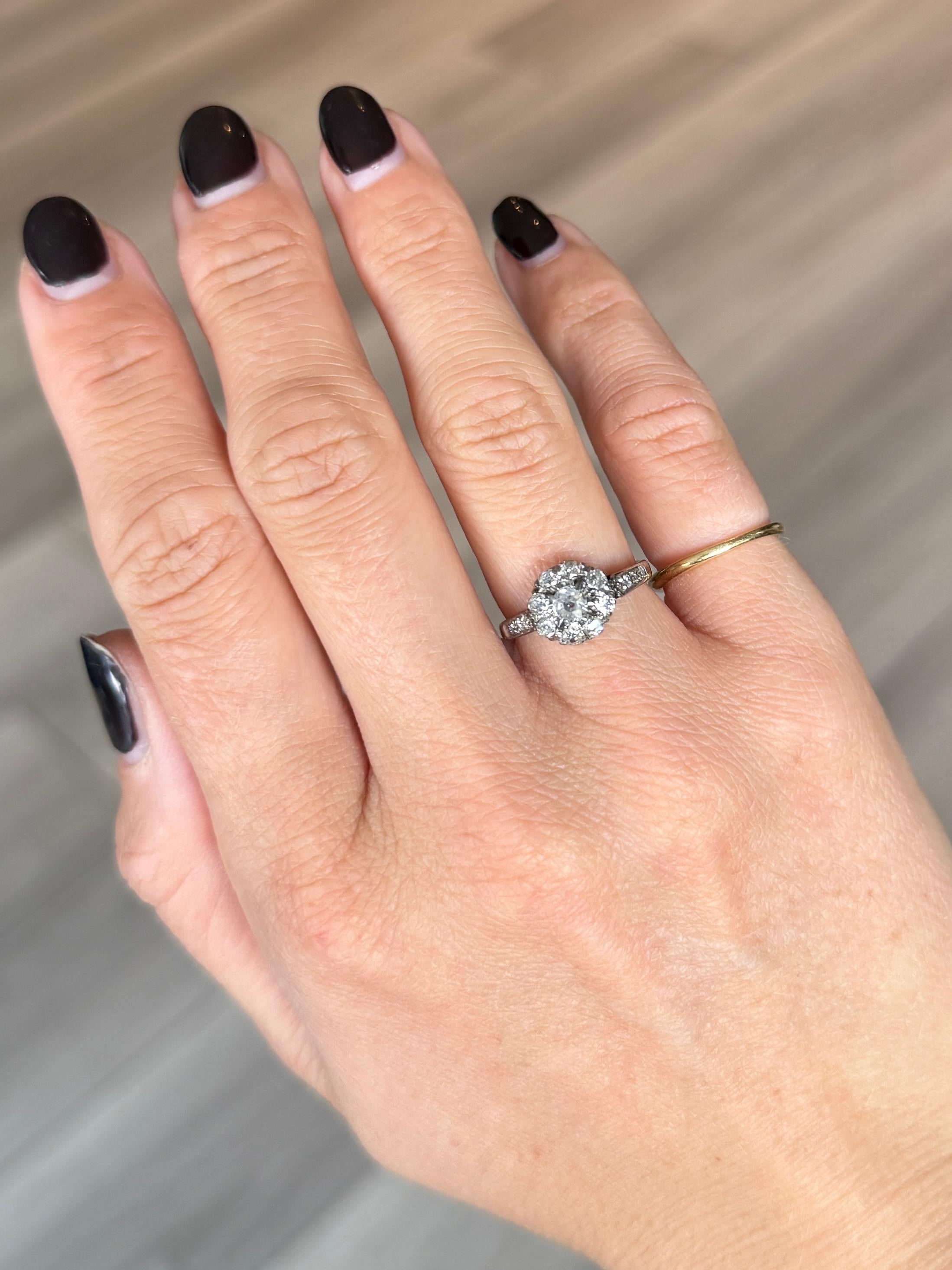 Edwardianischer Diamant und 9 Karat Weißgold Daisy Cluster Ring im Zustand „Gut“ im Angebot in Chipping Campden, GB