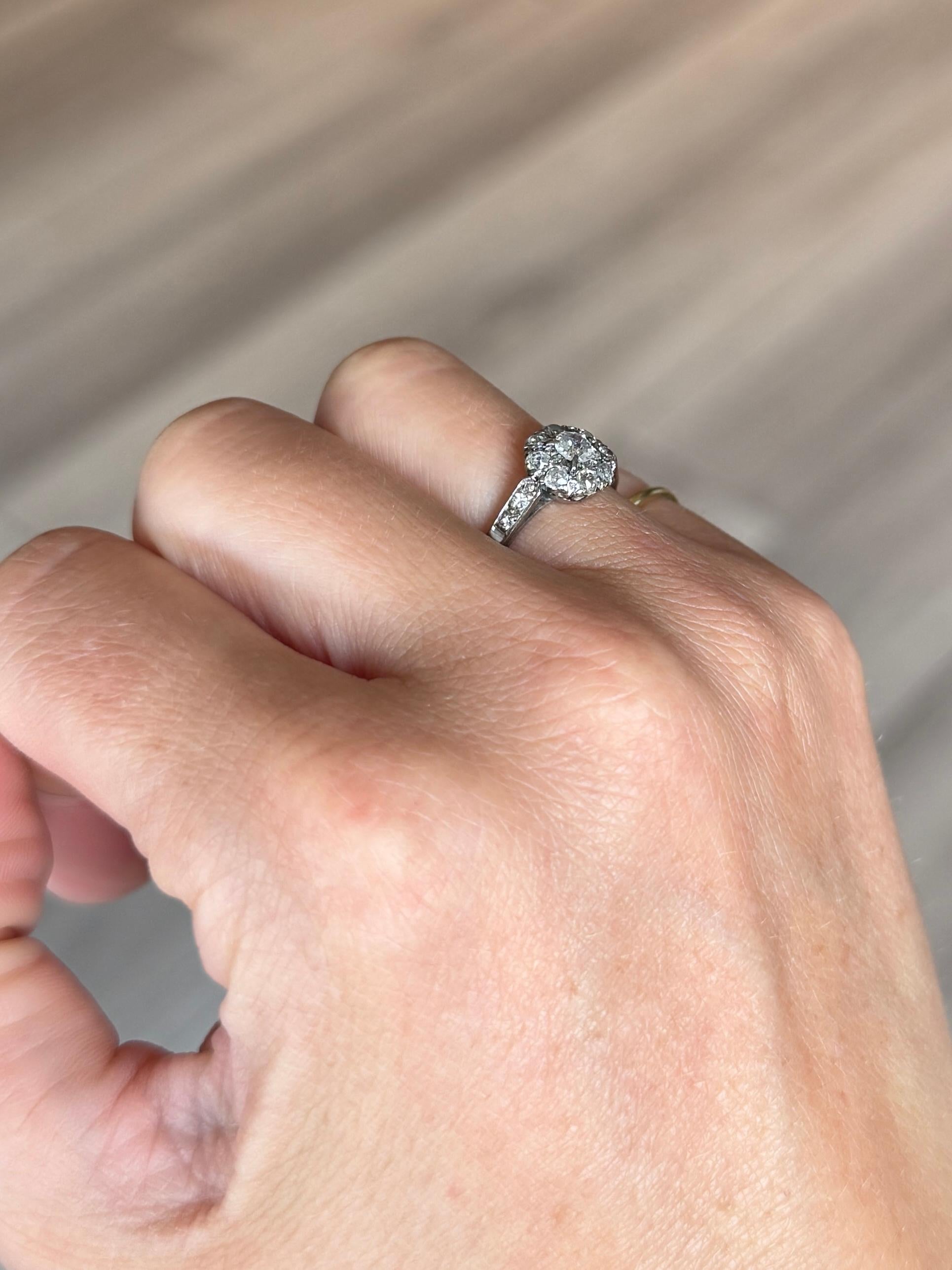 Edwardianischer Diamant und 9 Karat Weißgold Daisy Cluster Ring Damen im Angebot