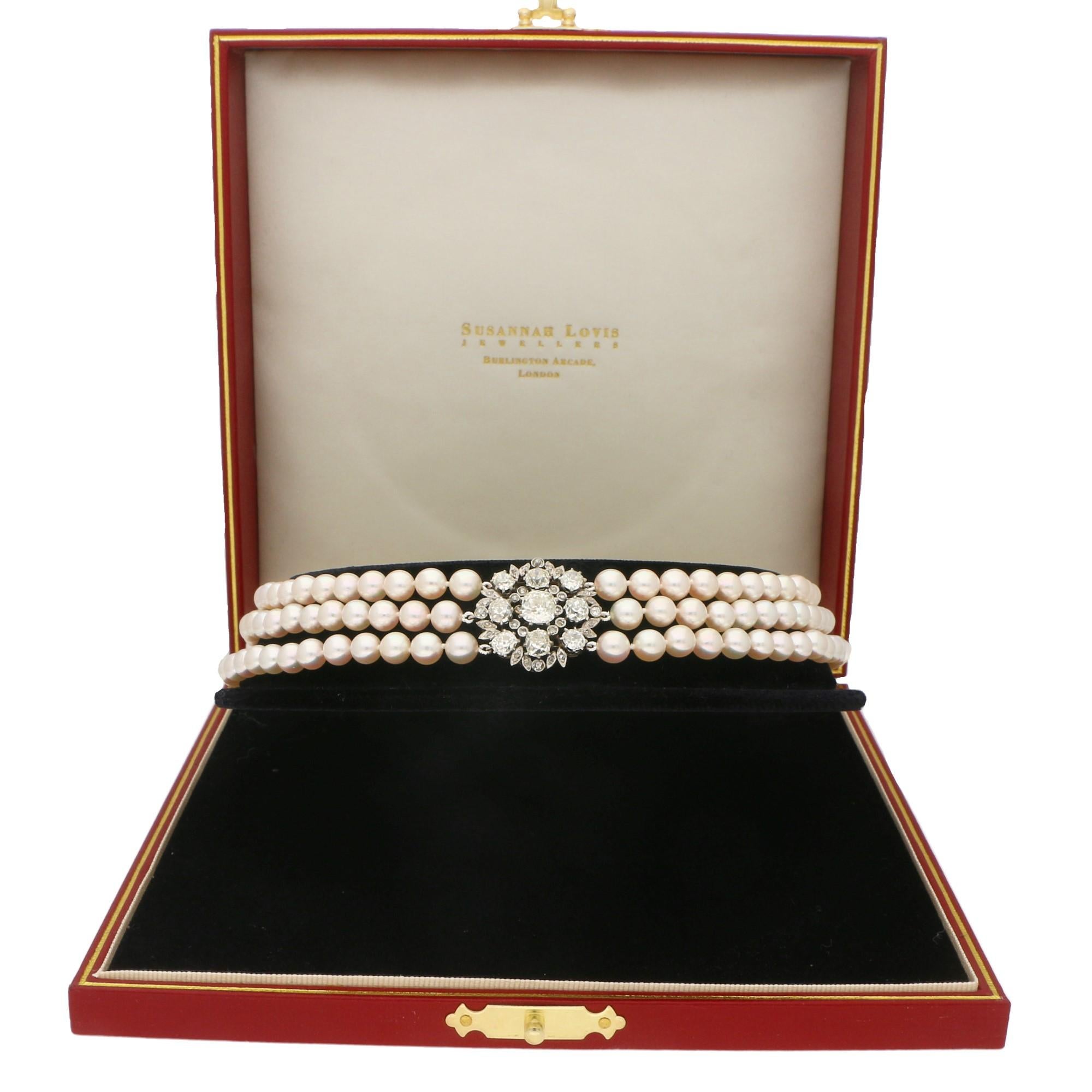 An elegant Edwardian diamond plaque and pearl choker necklace set with an 18k white gold clasp. 

The piece is centrally set with a stunning late Edwardian plaque which is composed of platinum and white gold. The plaque features 9 larger old mine