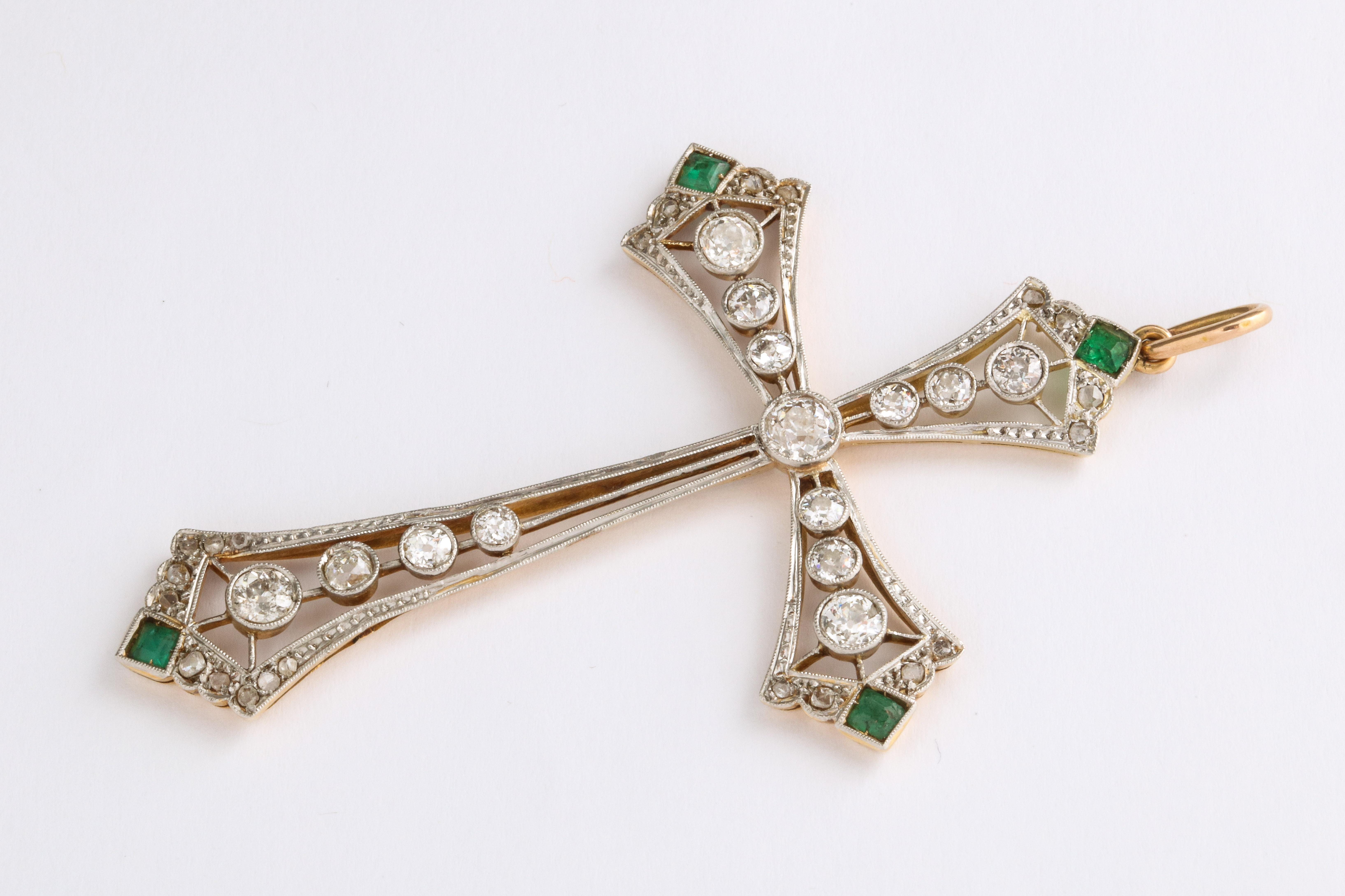 Edwardian Diamond Cross With Emerald Accents In Good Condition For Sale In New York, NY