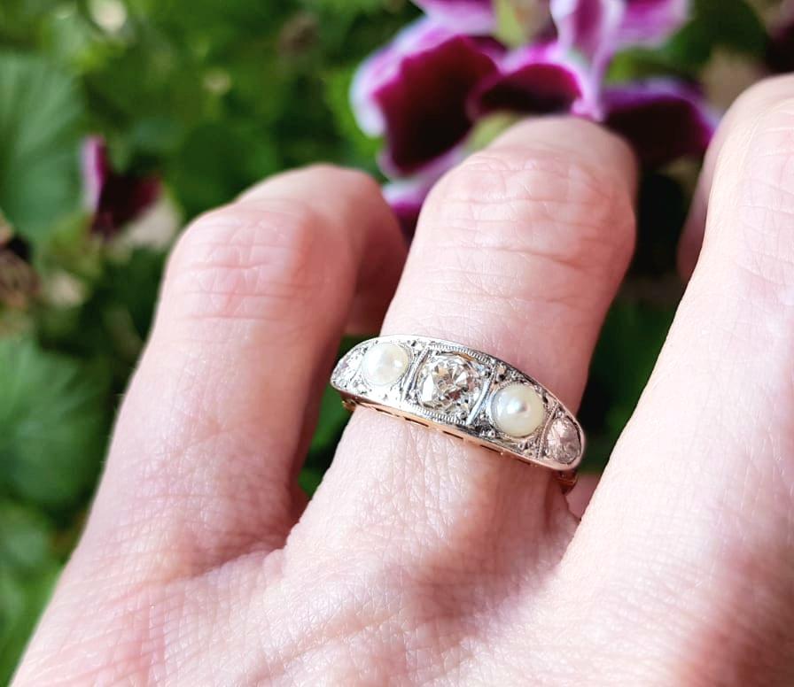 Bague édouardienne à cinq pierres en diamant et perle (1901-1915) en vente 4