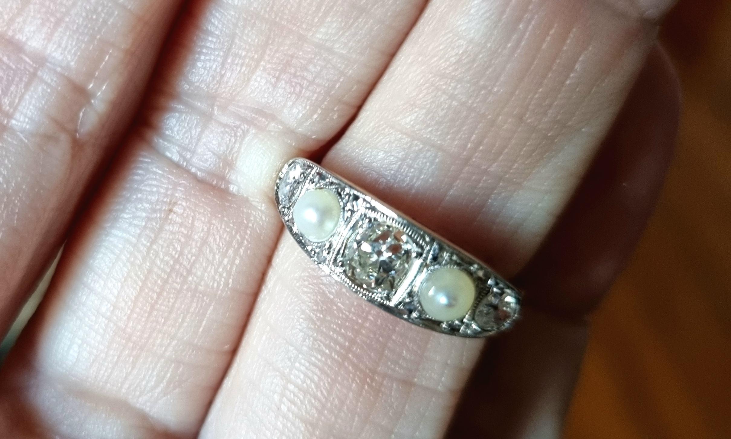 Edwardian Diamond and Pearl Five Stone Ring (1901-1915) For Sale 4