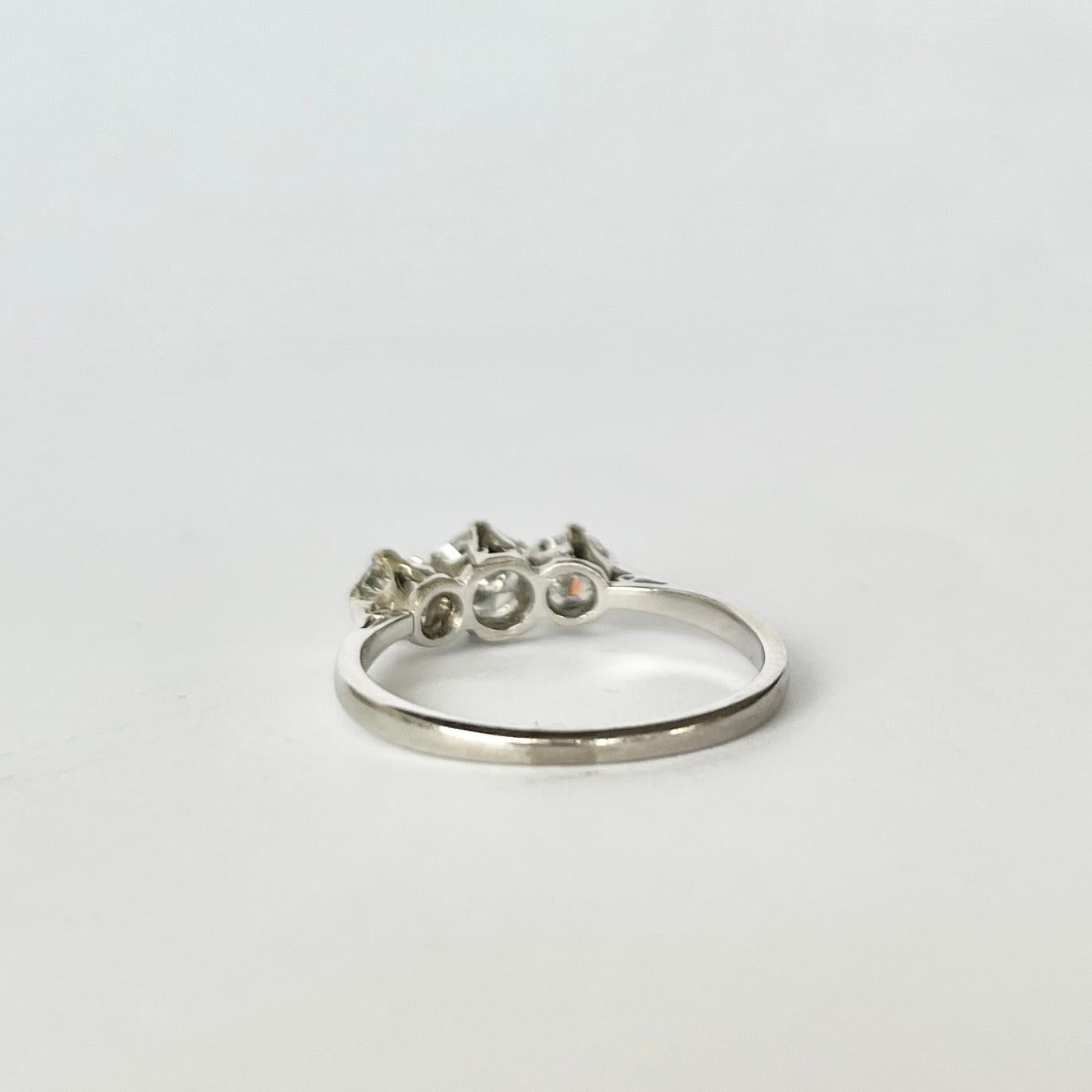 Edwardian Diamond and Platinum Three-Stone Ring In Good Condition In Chipping Campden, GB