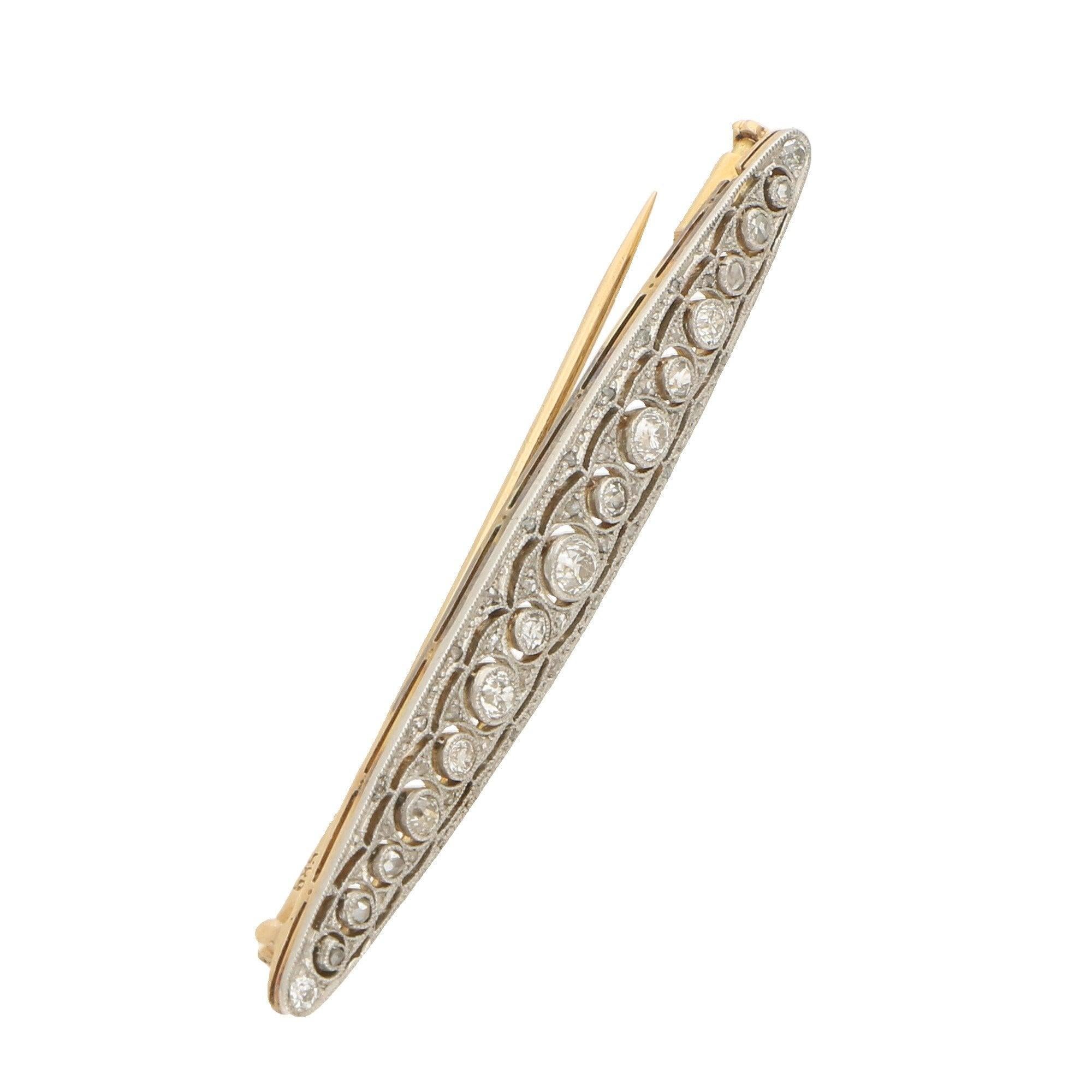 Edwardian Diamond Bar Brooch in Platinum and Yellow Gold, circa 1905 In Good Condition For Sale In London, GB