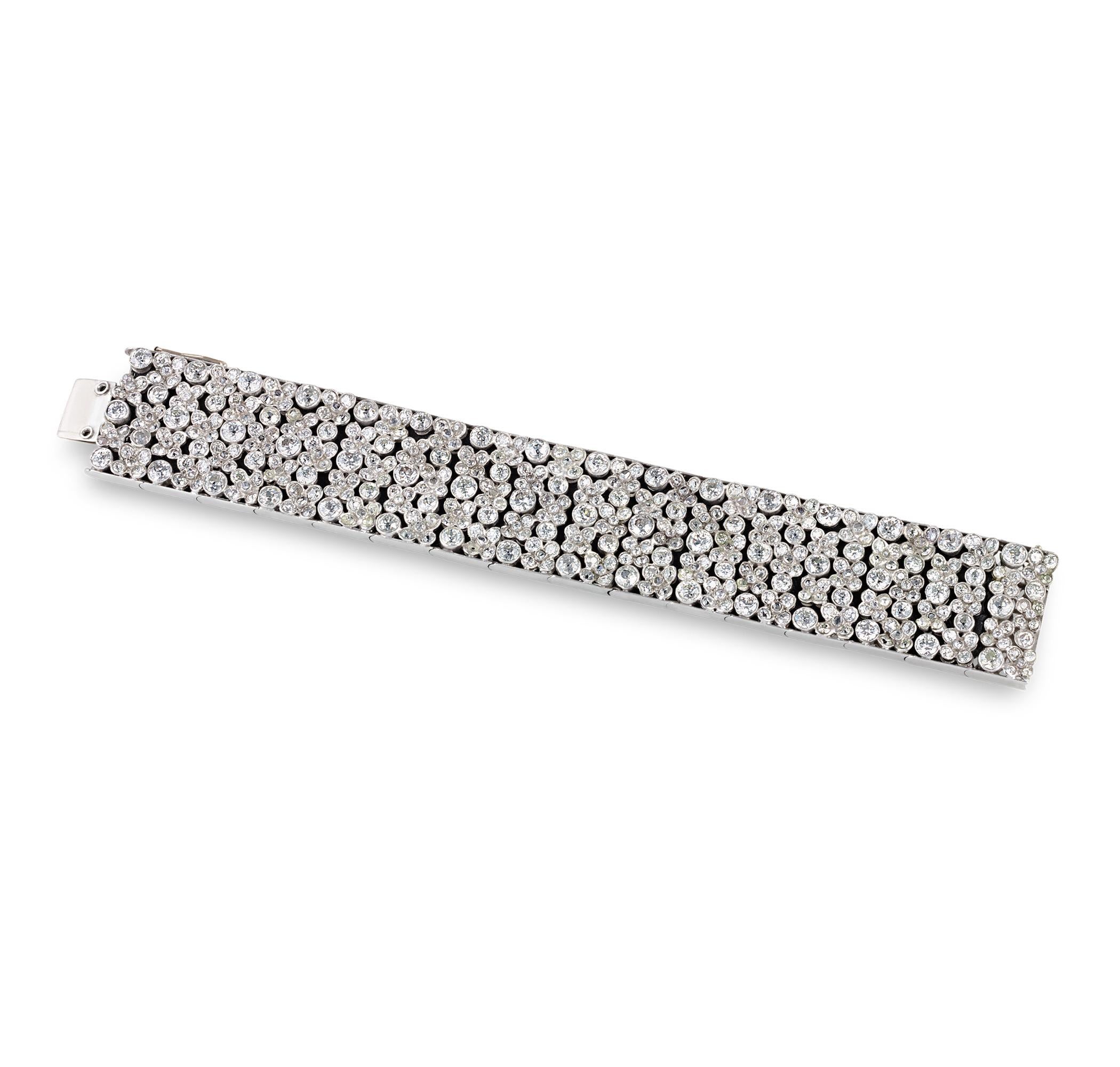 Cet exquis bracelet Eleg est un étonnant témoignage de l'élégance raffinée et du savoir-faire artisanal de la joaillerie anglaise du début du XXe siècle. Le design articulé en or blanc brille d'environ 65,00 carats de diamants de taille ancienne,