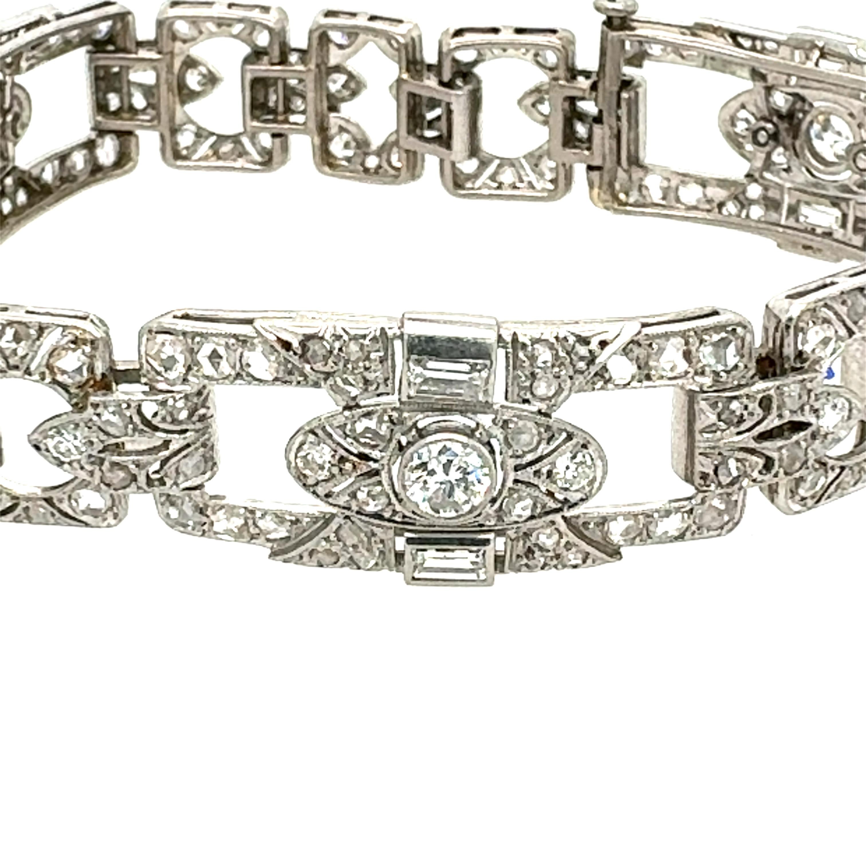 Scopri un'eleganza senza pari con questo squisito bracciale di diamanti edoardiano, del 1915 circa, con ben 7,00 carati di diamanti naturali incastonati a mano. Realizzato in lussuoso platino, questo pezzo senza tempo incarna perfettamente la