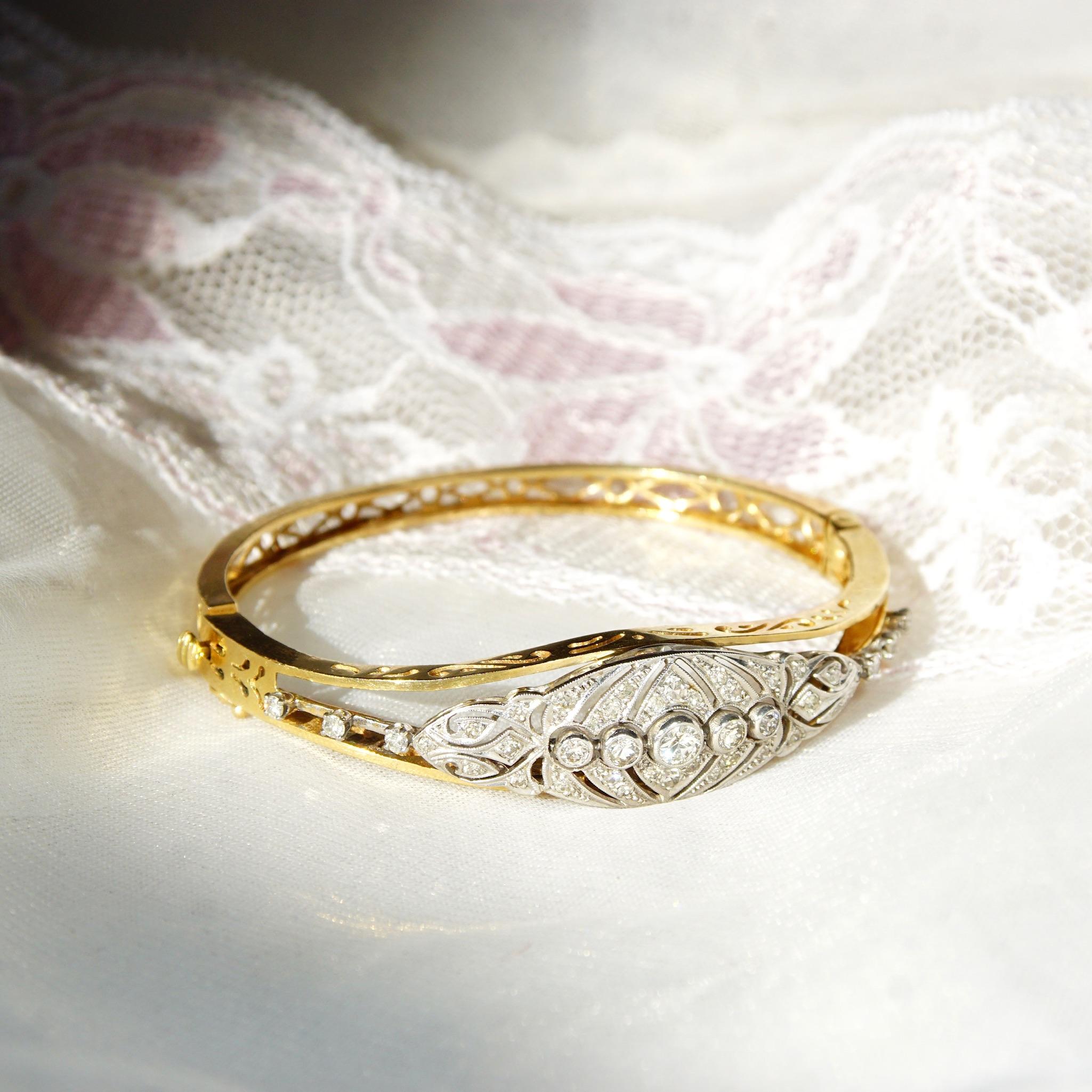 Un étonnant bracelet bangle à charnière en or jaune 14k et platine de l'époque édouardienne, composé d'une grappe de diamants. Le bracelet est composé d'une navette en platine incrustée de diamants et montée sur un bracelet en or effilé avec des