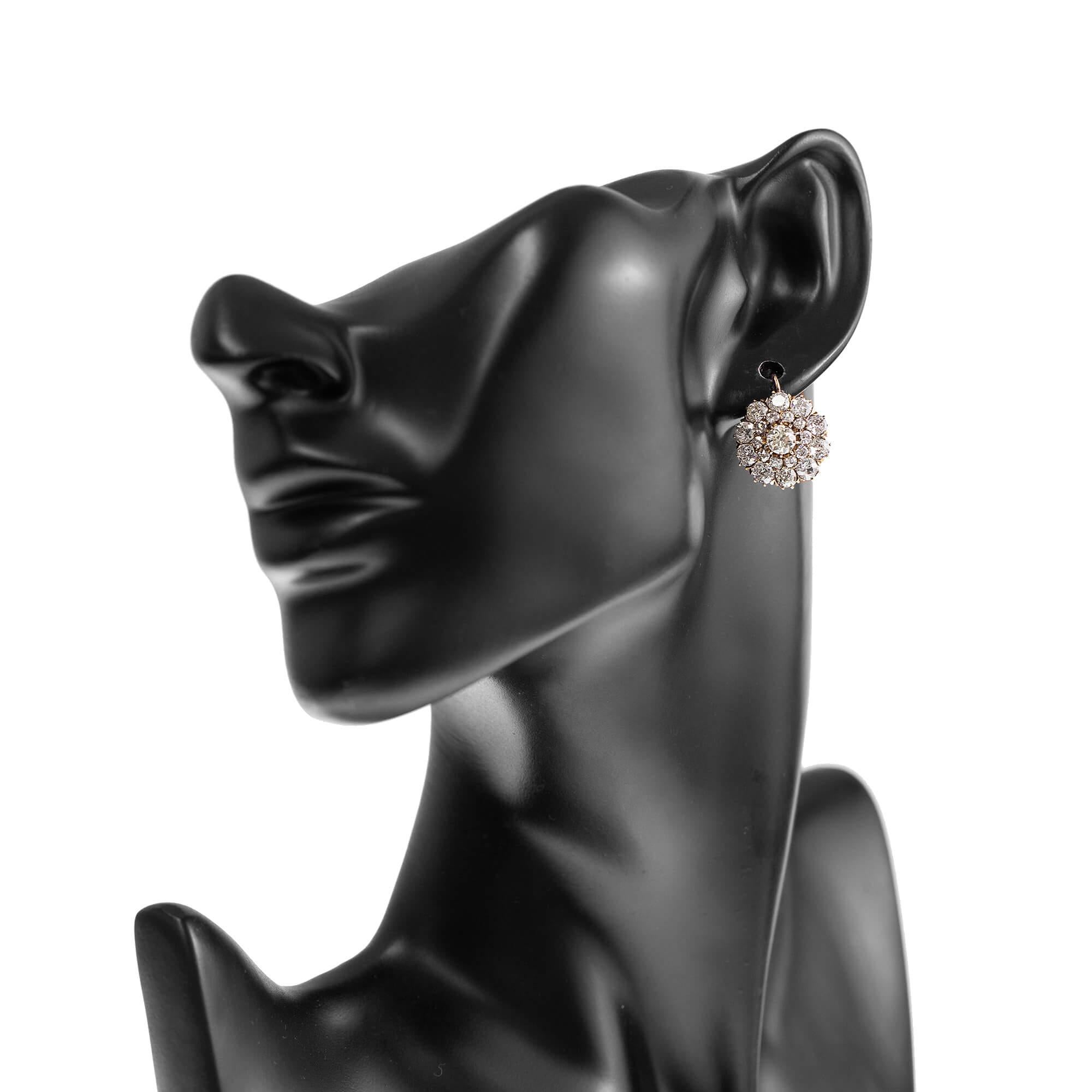Ein Paar zweistufige Diamant-Cluster-Ohrringe aus Roségold mit kontinentalen Clipbeschlägen. Die Diamanten in Krallenfassung haben ein spektakuläres Funkeln. Dieses Paar Ohrringe wird in der Originalverpackung präsentiert.

Diamanten: Mittig