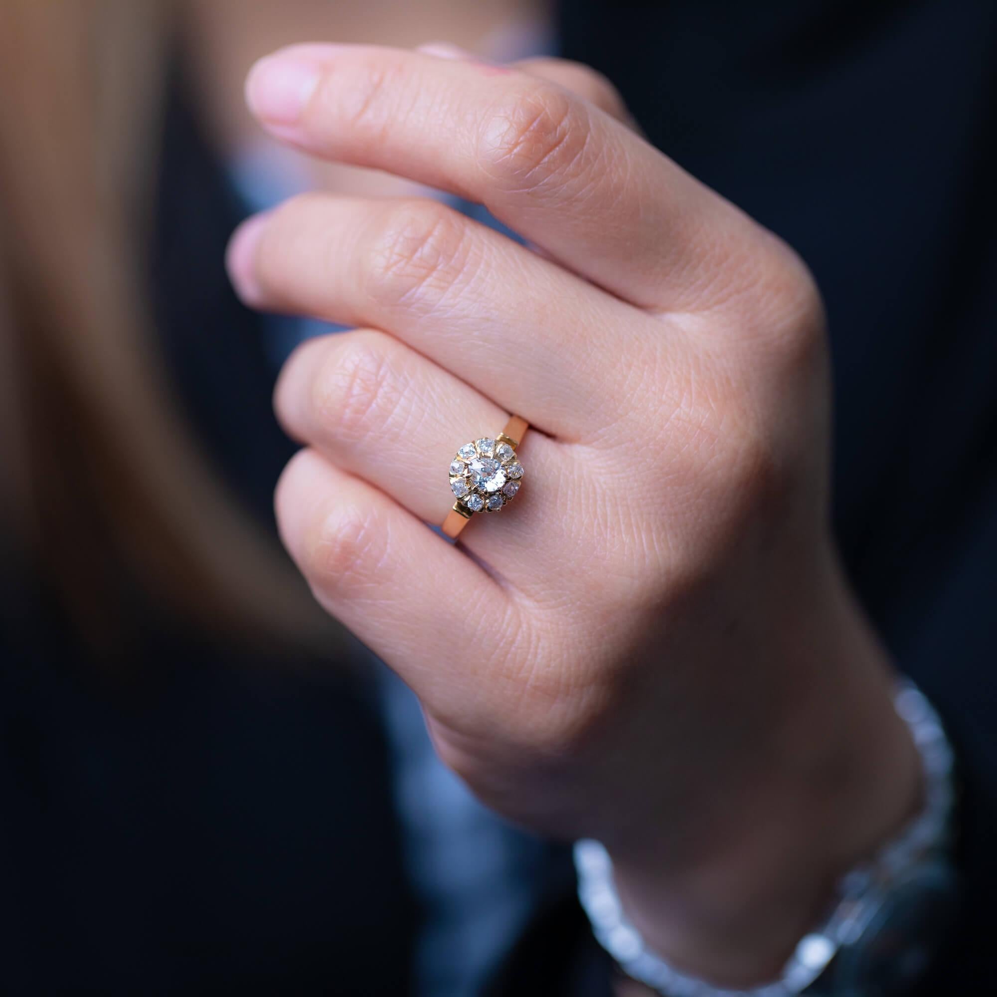Dieser wunderschöne edwardianische Ring ist mit einer gewellten Clusterfassung mit Diamanten im Antikschliff auf einem flachen Roségoldband versehen.

Diamanten:
Ein natürlicher Birnenschliff aus alter Mine, 4,7 mm x 4,4 mm, Farbe H-J, Material VS2,