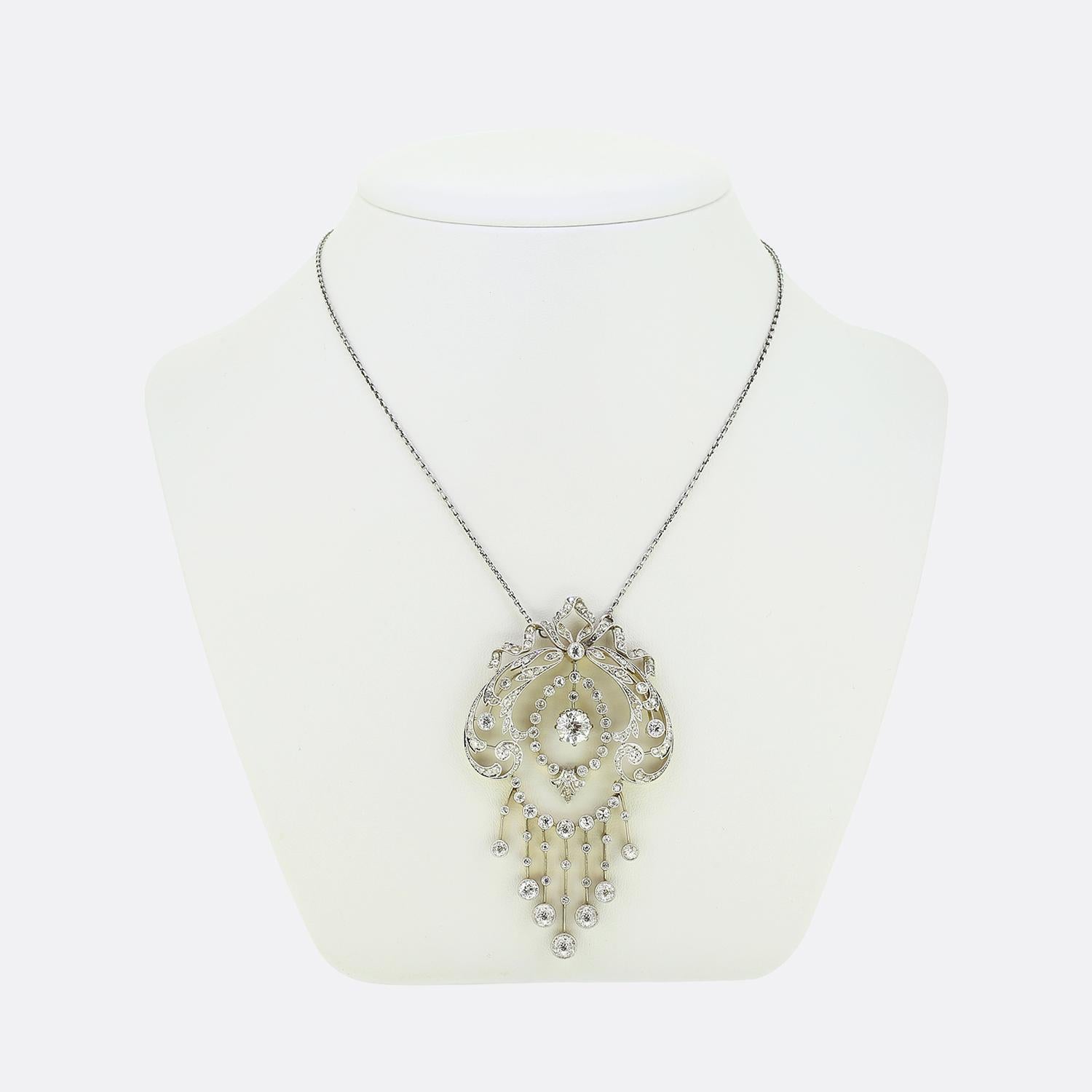 Ce collier exquis est orné d'un superbe pendentif en or 18ct et en platine. Ce pendentif a été créé pendant la période édouardienne et présente une monture curviligne complexe qui accueille en son centre un diamant taille ancienne de 1,20 carat.