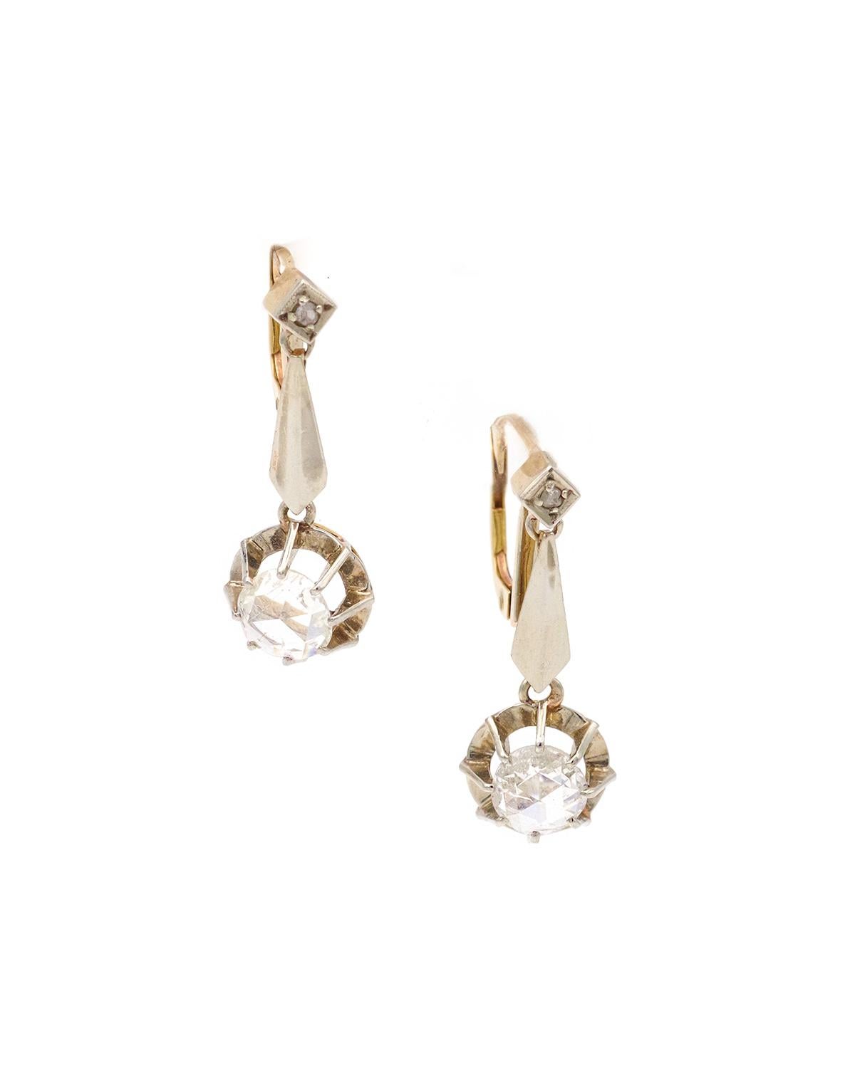 Diamantohrringe im Art-Deco-Stil aus 18 Karat Gold und Platin. Art-Déco-Ohrringe mit einem großen holländischen Diamanten im Rosenschliff von je 0,55 Karat. An der Spitze des Juwels ist ein kleiner Diamant im Rosenschliff gefasst. Antike