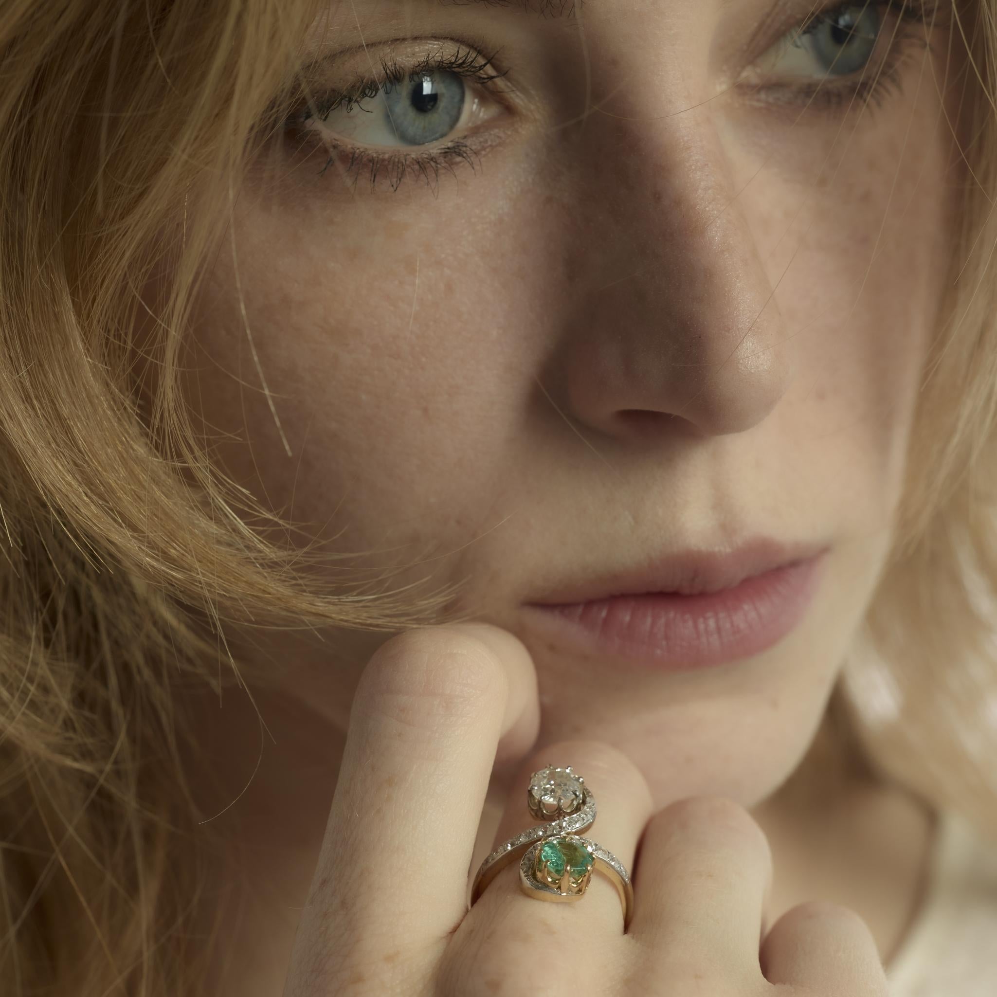 Edwardian diamond emerald 18k yellow gold silver Toi Et Moi ring In Good Condition For Sale In Beverly Hills, CA