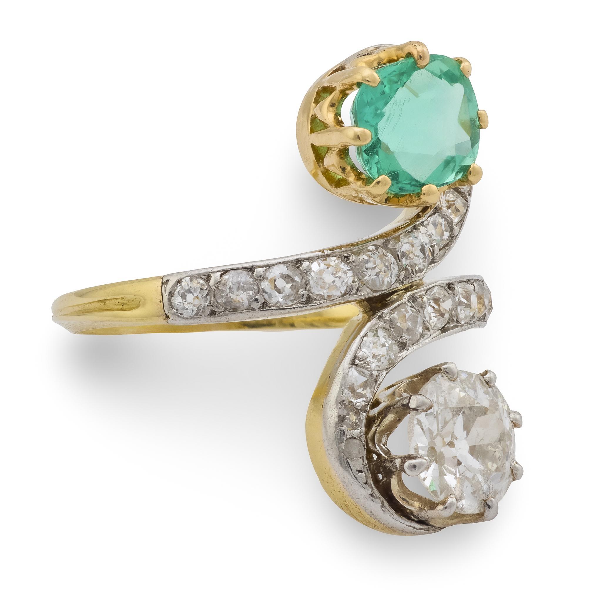 Women's Edwardian diamond emerald 18k yellow gold silver Toi Et Moi ring For Sale