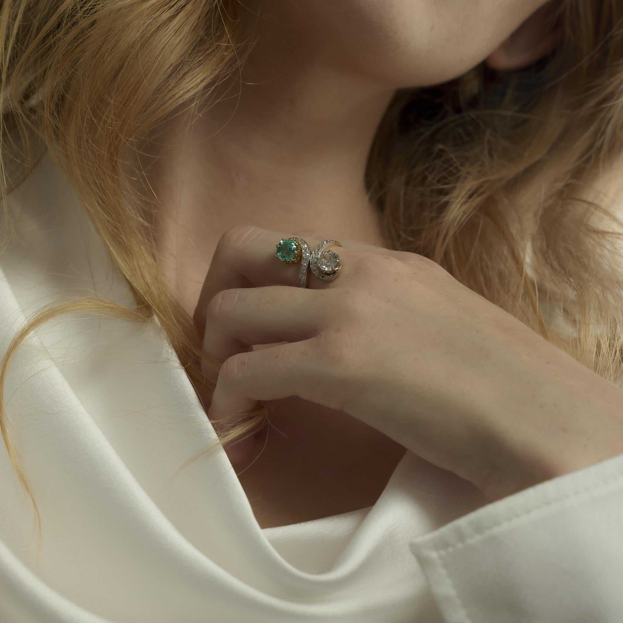 Edwardian diamond emerald 18k yellow gold silver Toi Et Moi ring For Sale 1