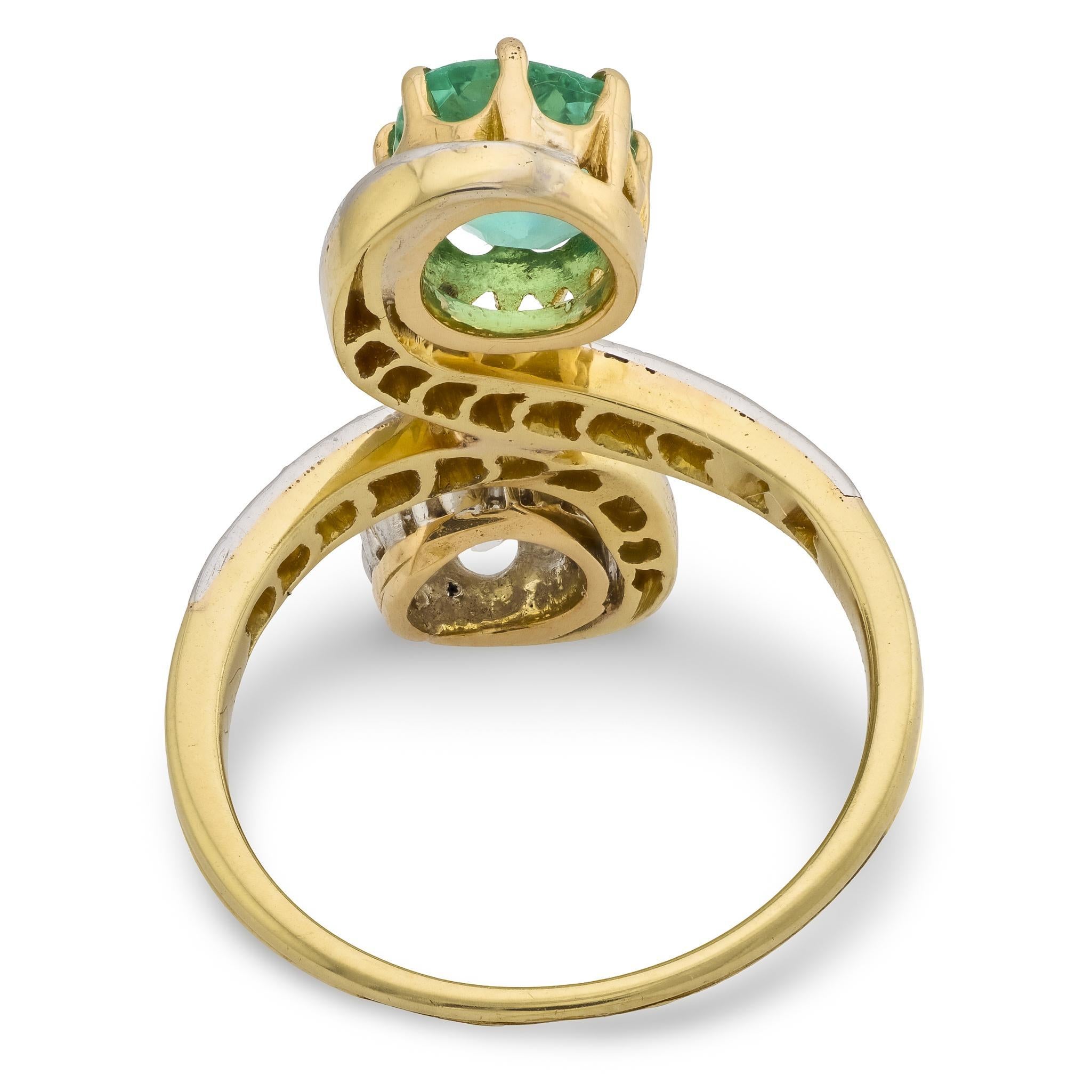 Edwardian diamond emerald 18k yellow gold silver Toi Et Moi ring For Sale 2