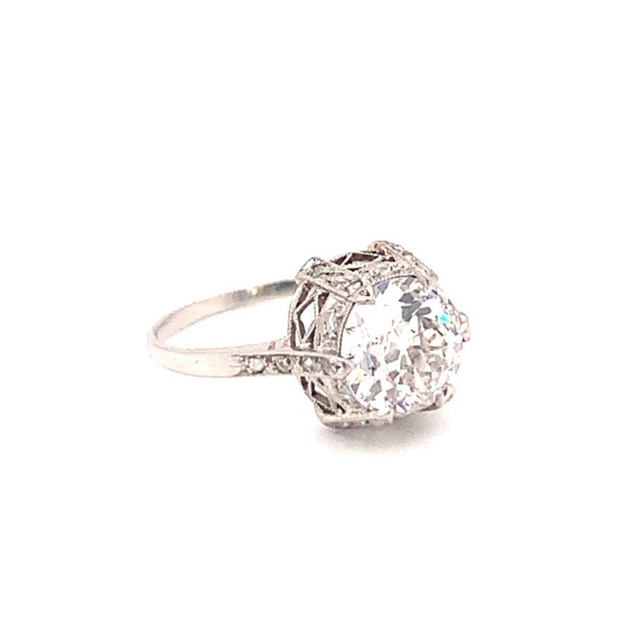 Questo splendido anello di fidanzamento Eleg, realizzato nel 1910 circa in platino, è un gioiello divino che incarna l'eleganza e la delicatezza dell'epoca. Il cuore di questo gioiello è un raro diamante di 1,85 carati a taglio europeo antico, con
