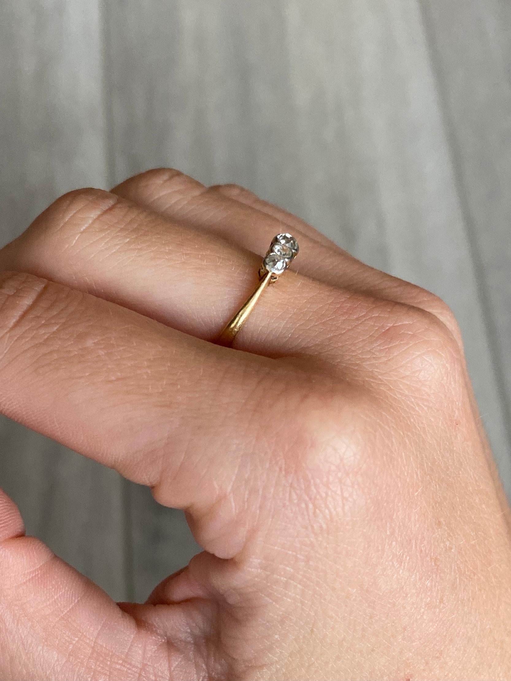 Fünf glitzernde Diamanten im Altminenschliff sitzen fabelhaft auf einer schlichten Fassung aus 18-karätigem Gold. Die Gesamtzahl der Diamanten beträgt 45 Punkte. 

Ring Größe: M oder 6 1/4 

Gewicht: 1,9 g