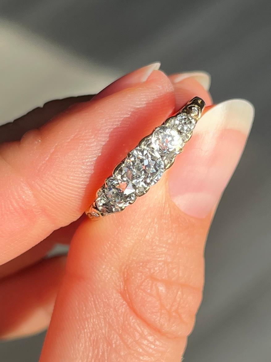 Fünf glitzernde Diamanten sitzen fabelhaft in einer schlichten Fassung aus 18-karätigem Gold. Die Diamanten belaufen sich auf insgesamt 1 ct und enthalten auch Diamantspitzen auf den Schultern und zwischen den größeren Steinen. 

Ringgröße: P 1/2