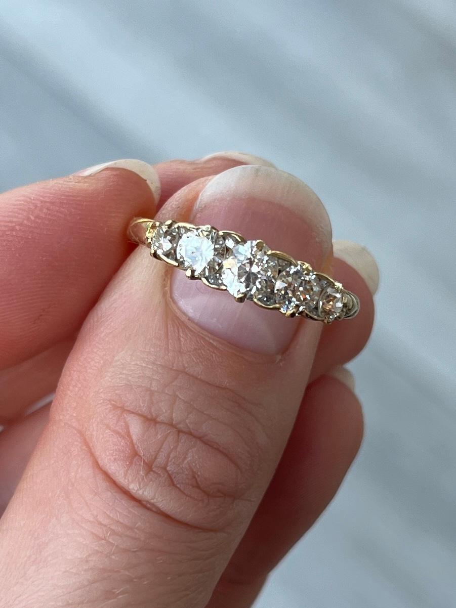Fünf glitzernde Diamanten im Altminenschliff sitzen fabelhaft in einer schlichten Fassung aus 18-karätigem Gold. Die Diamanten haben ein Gesamtgewicht von 1,16 Karat und zwischen den größeren Steinen befinden sich ebenfalls Diamantspitzen. 

Ring