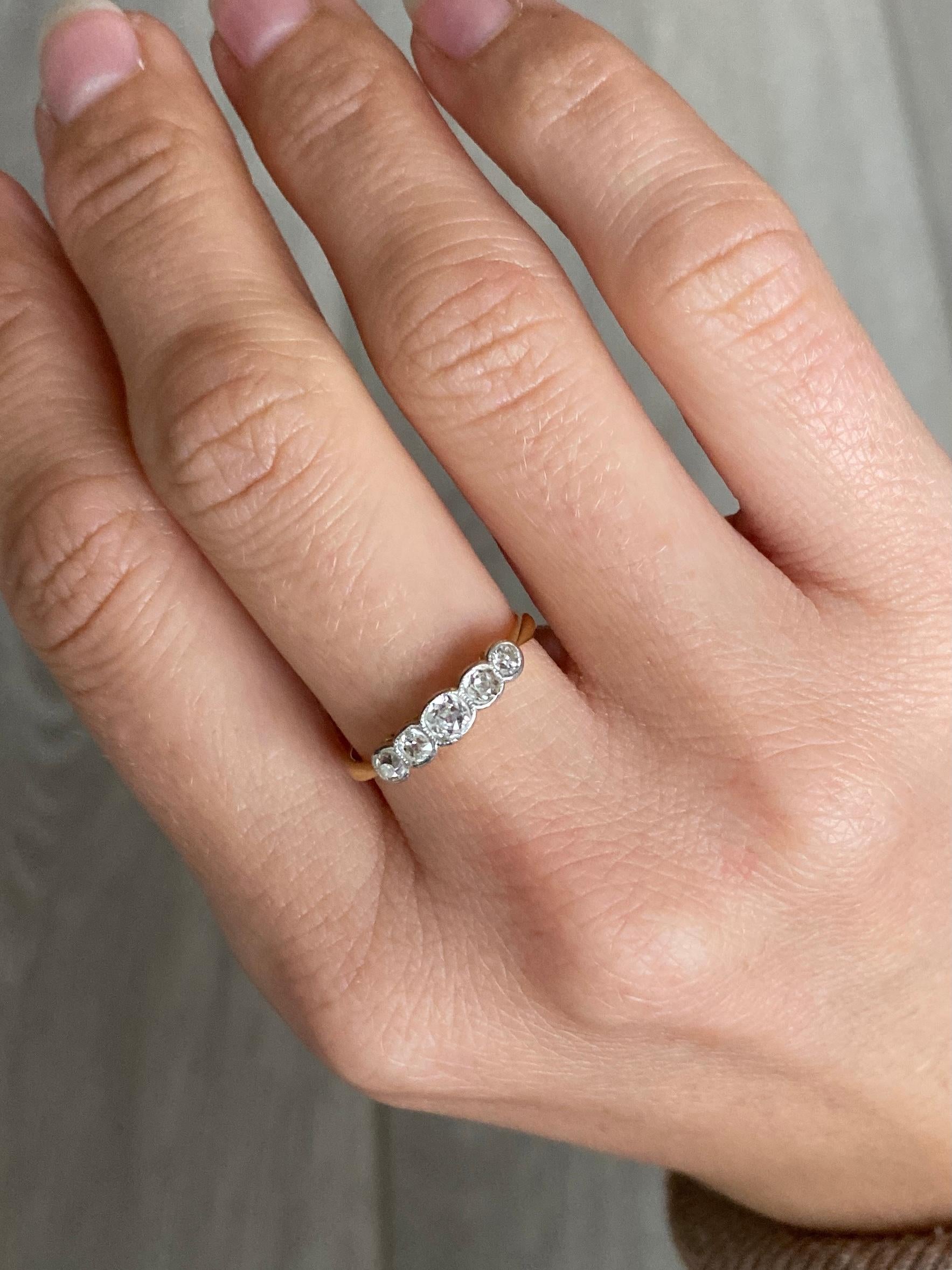 Diamantring mit fünf Steinen aus 18 Karat Gold im Edwardianischen Stil (Alteuropäischer Brillantschliff)