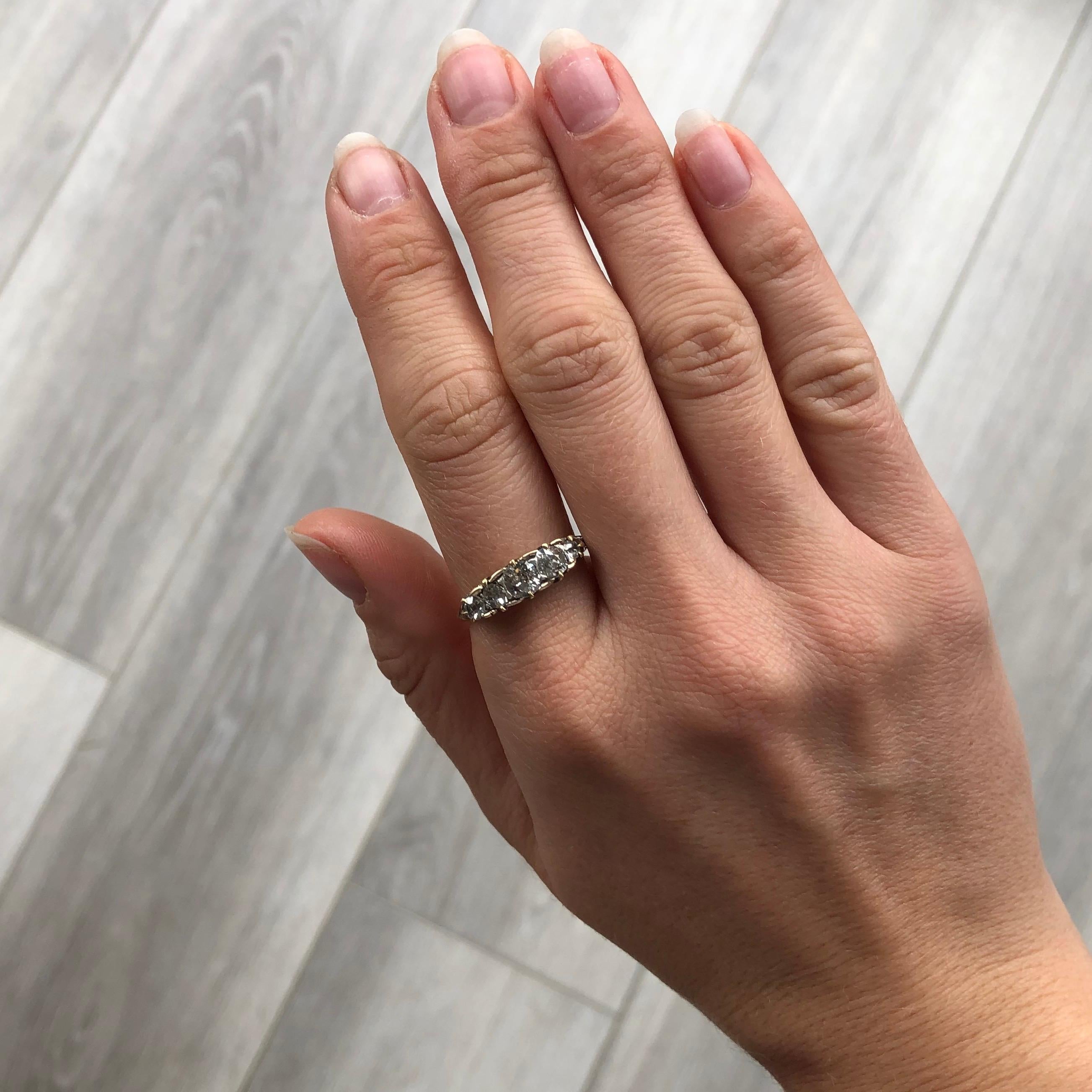 Edwardianischer Diamant-Fünf-Stein-Ring aus 18 Karat Gold im Zustand „Gut“ in Chipping Campden, GB