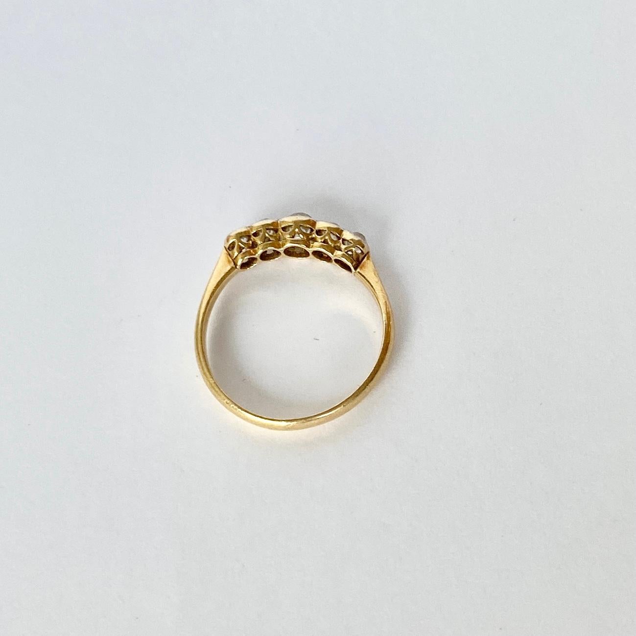 Diamantring mit fünf Steinen aus 18 Karat Gold im Edwardianischen Stil im Zustand „Gut“ in Chipping Campden, GB