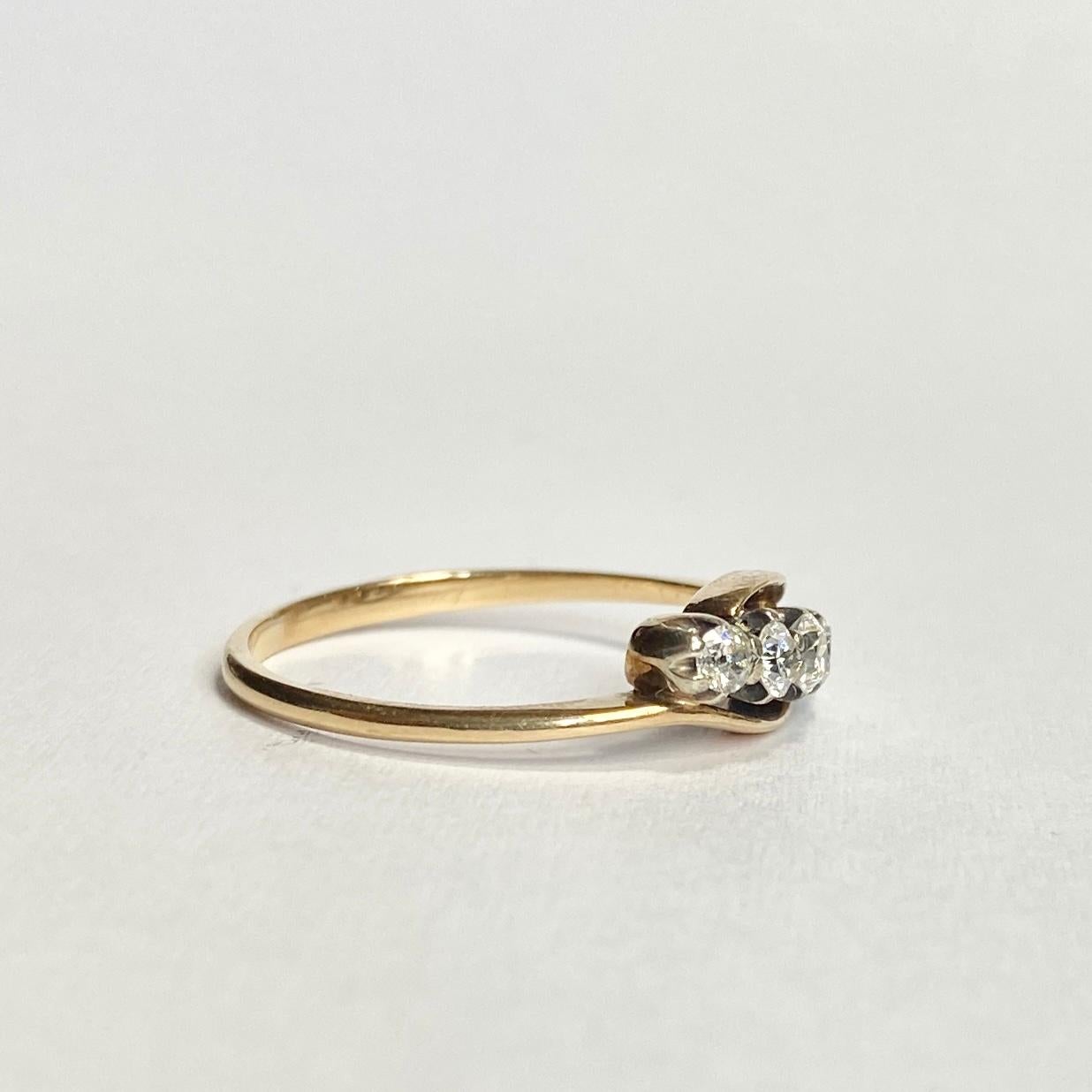 Edwardianischer Diamantring mit fünf Steinen aus 18 Karat Gold im Zustand „Gut“ im Angebot in Chipping Campden, GB