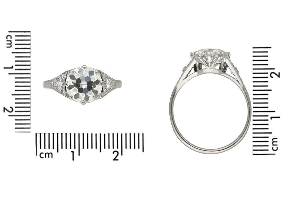 Edwardian diamond flanked solitaire ring, circa 1910.  In Good Condition For Sale In London, GB